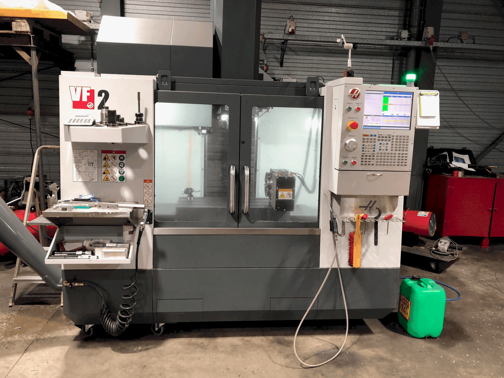 A HAAS VF-2 gép elölnézete