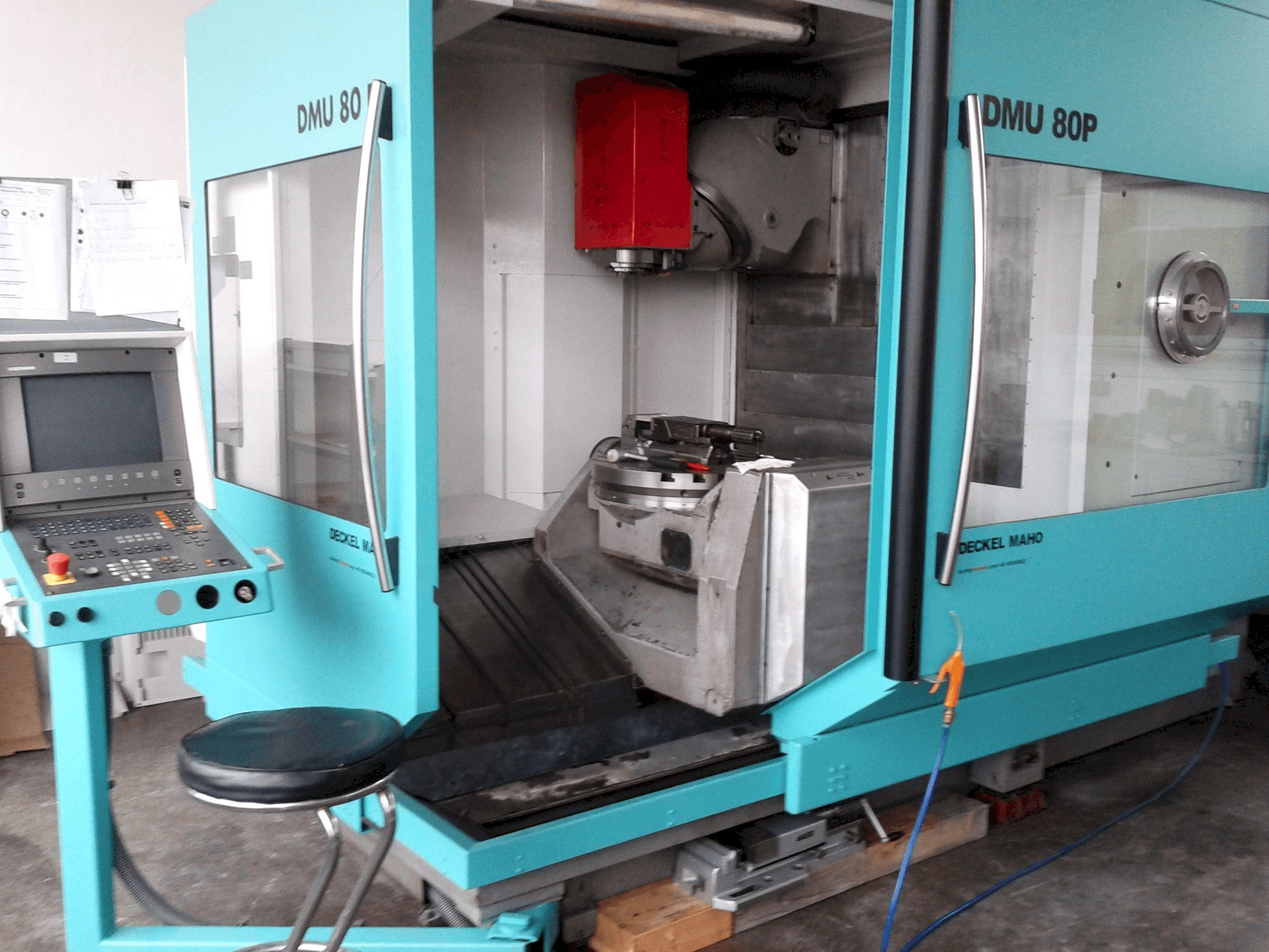 A DECKEL MAHO DMU 80P gép elölnézete