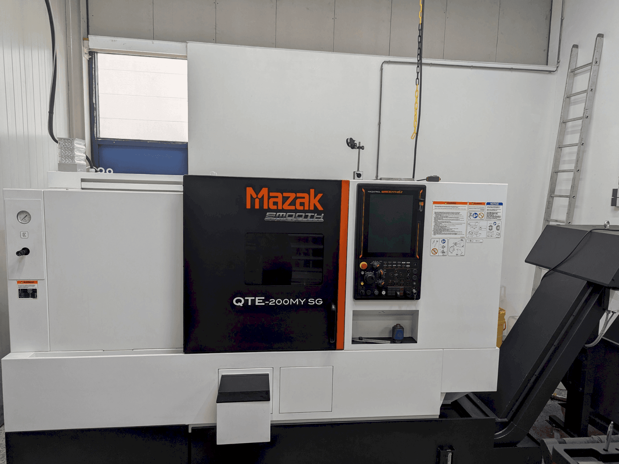 A Mazak QTE-200MY SG gép elölnézete