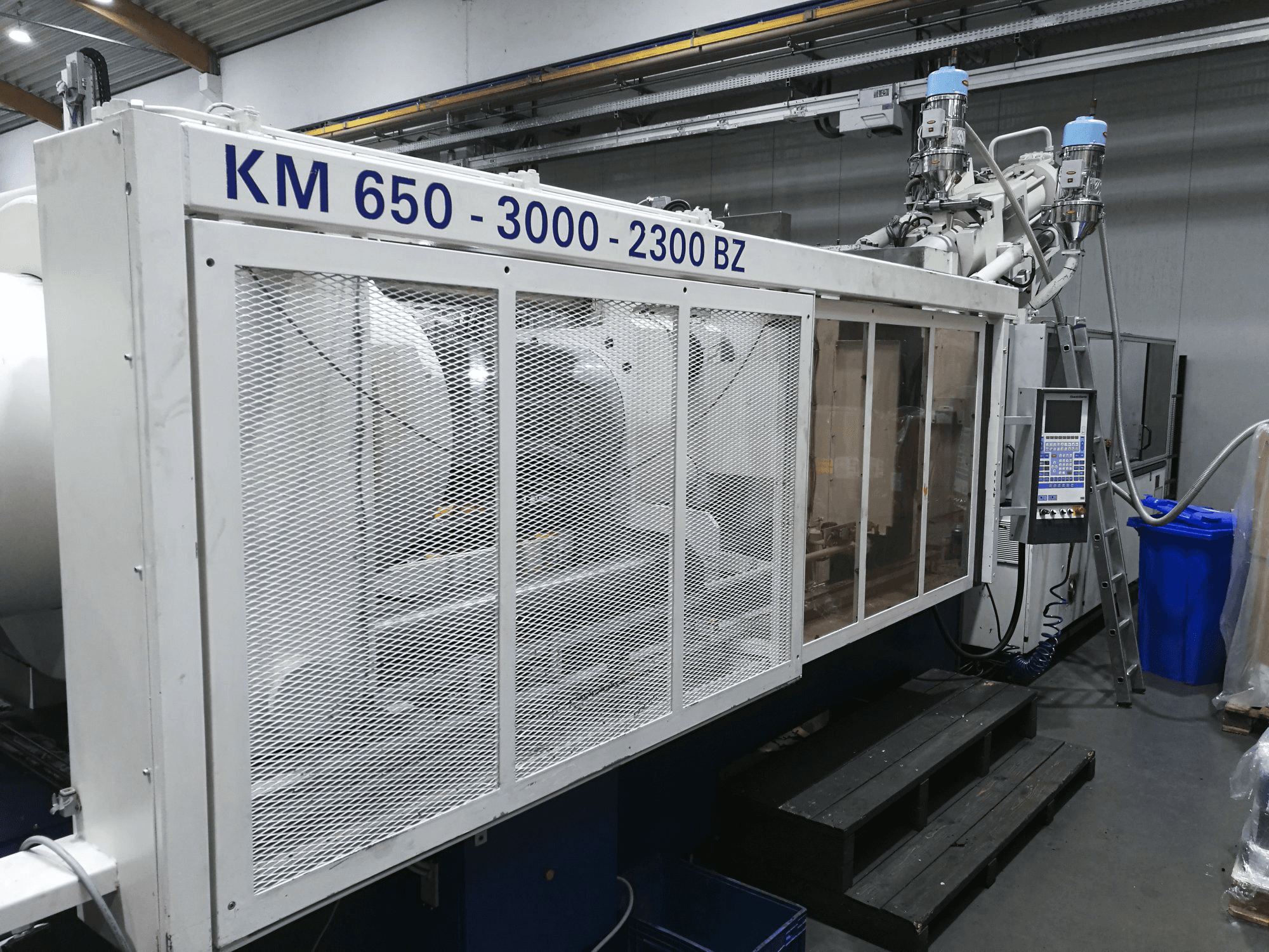 A Krauss Maffei 650-3000-2300 BZ gép bal oldali nézete