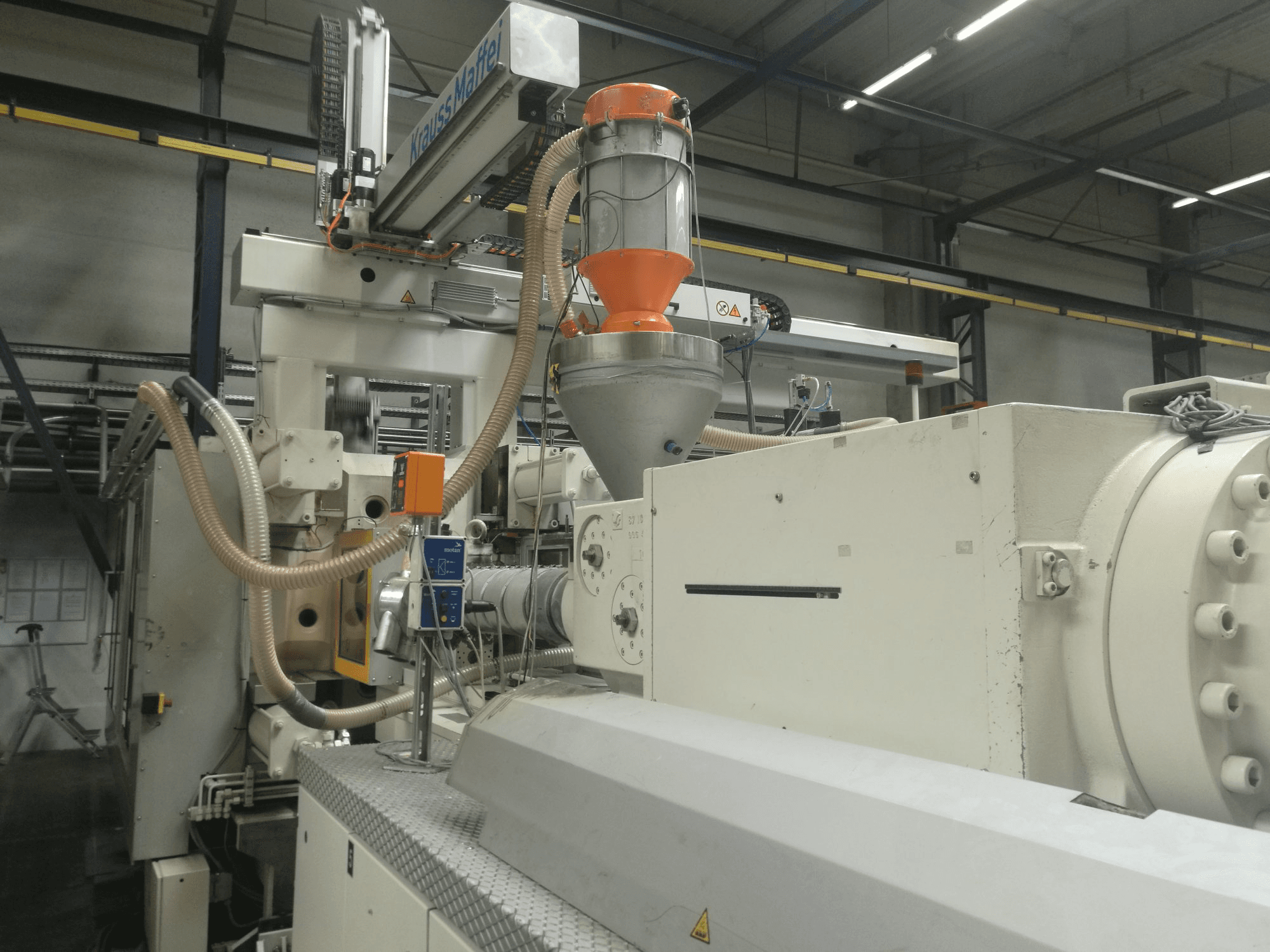 A Krauss Maffei 800-8000 MC gép jobb nézete