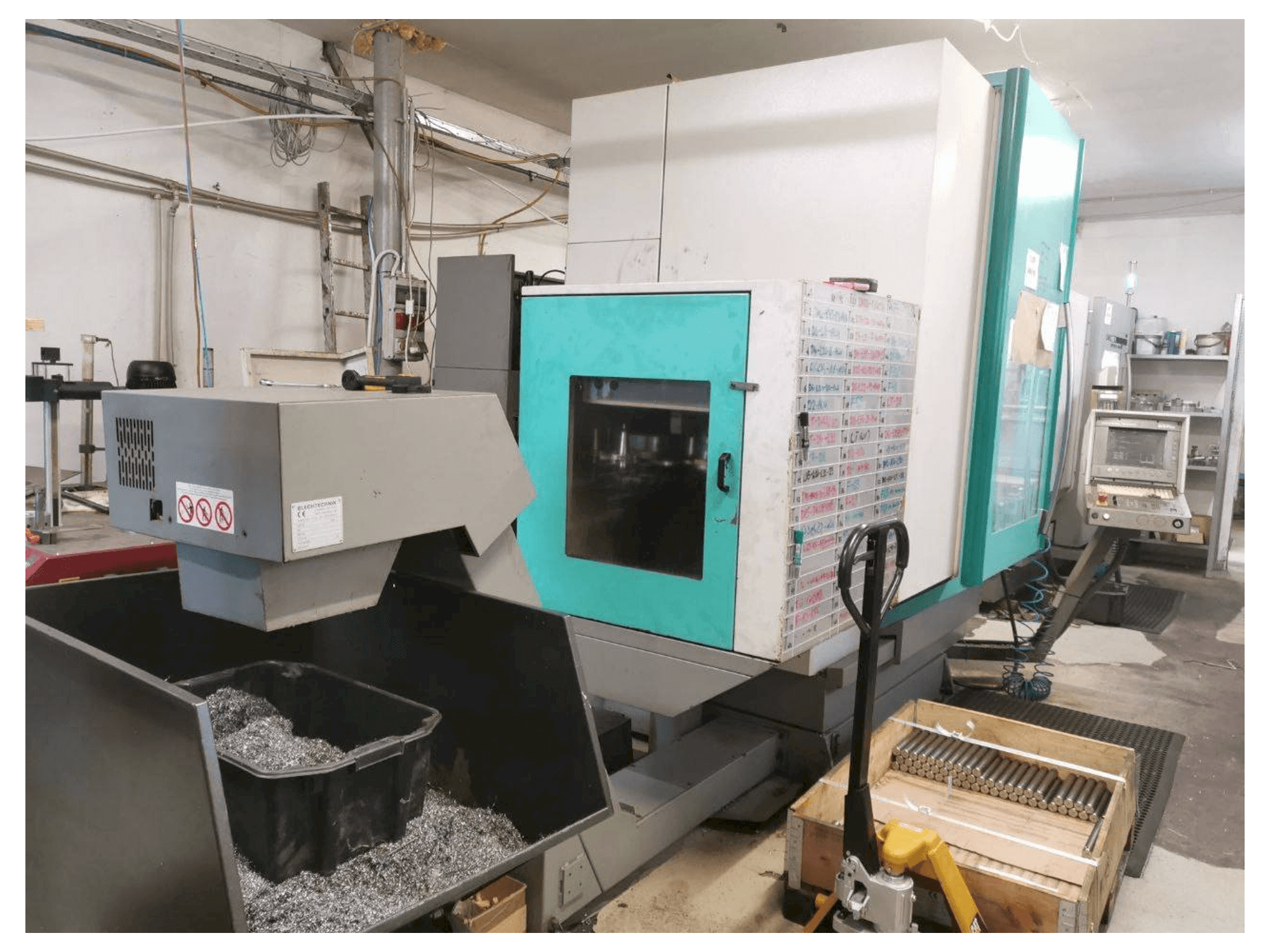 A DECKEL MAHO 70 V gép elölnézete