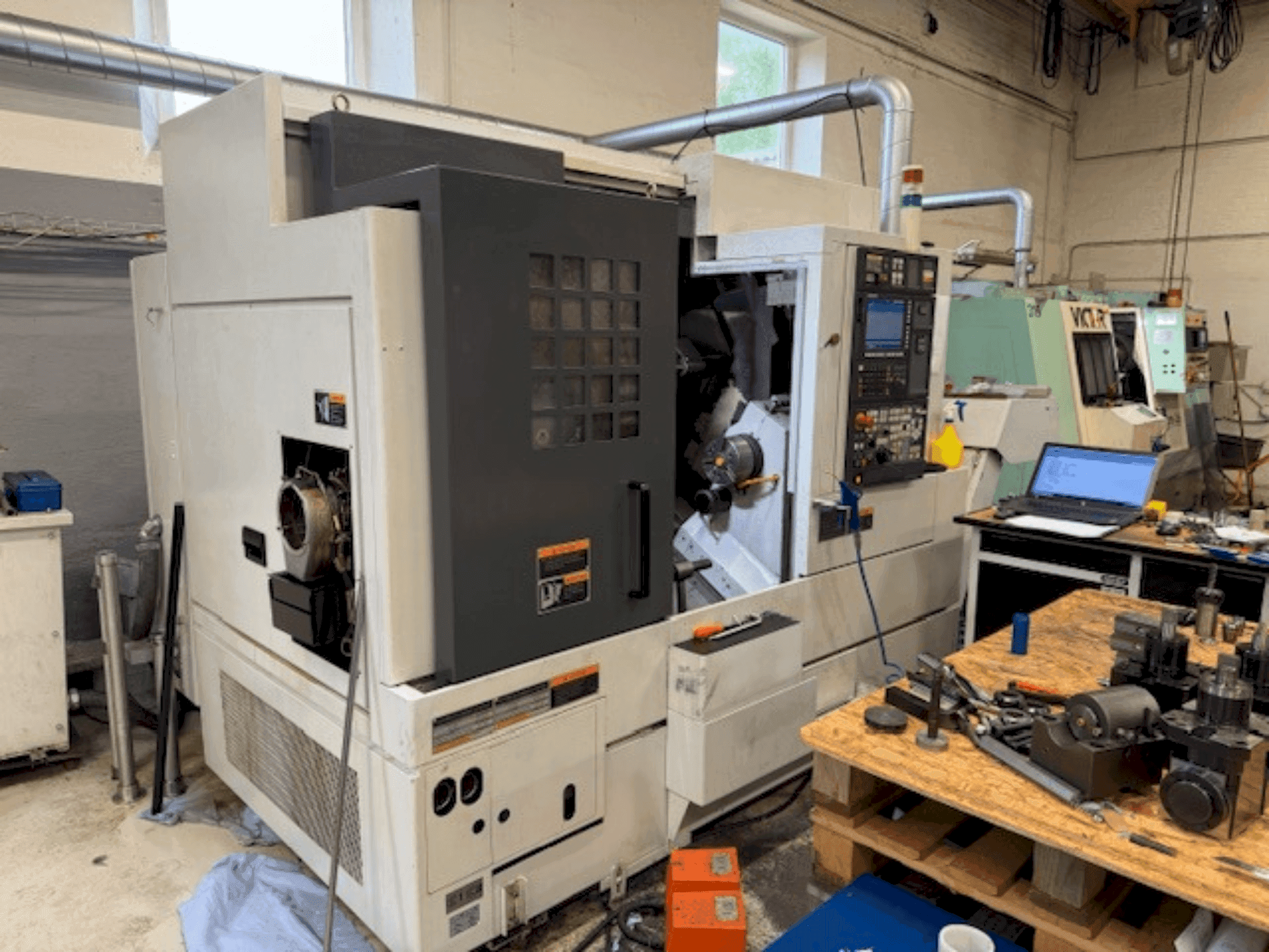 A MORI SEIKI NL 2000 SY/500 gép elölnézete