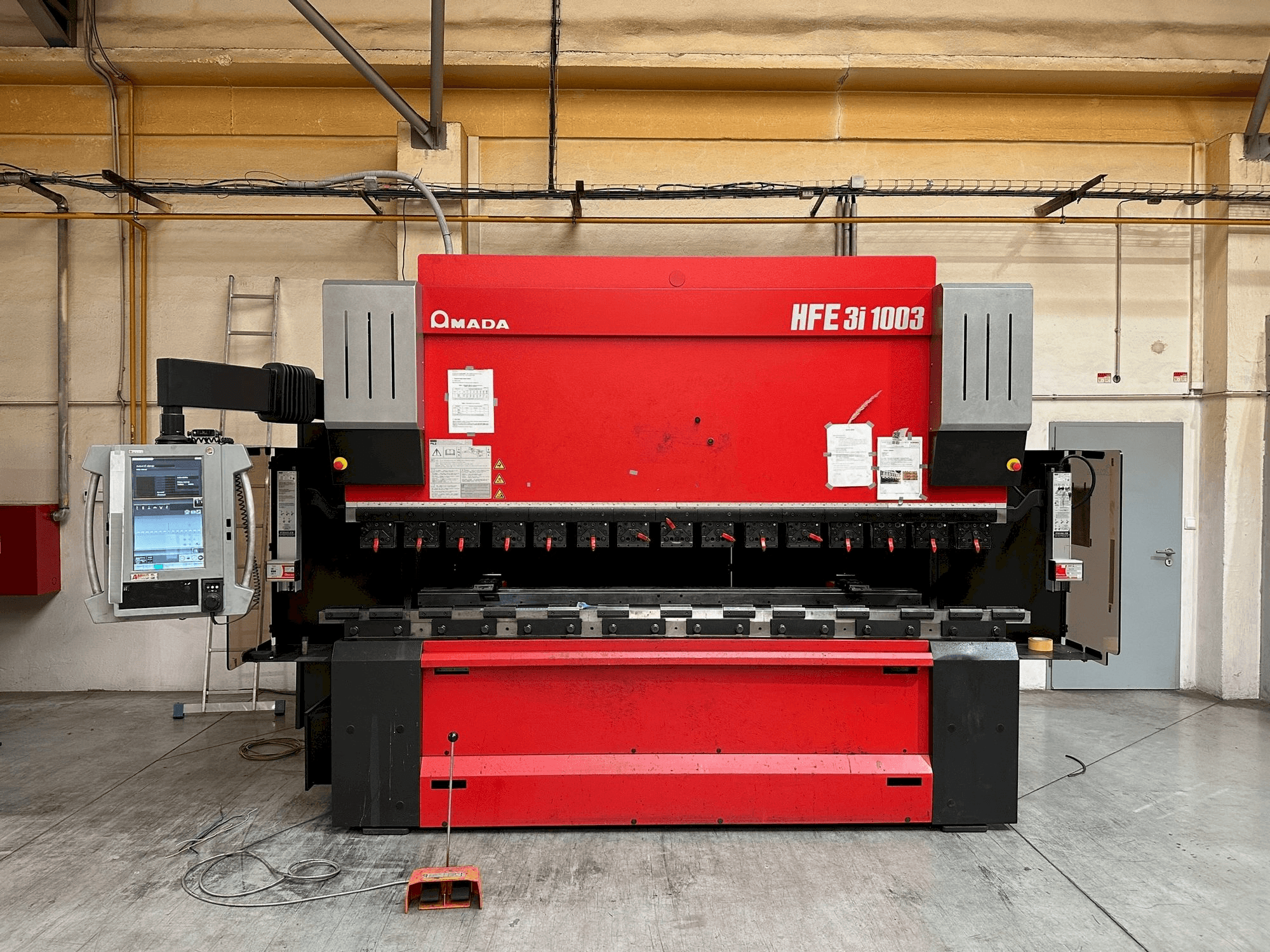 A AMADA HFE 3i 1003 gép elölnézete