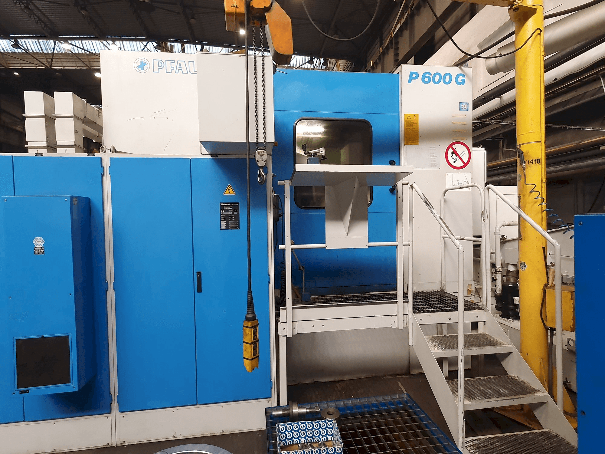 A Gleason PFAUTER P 600G gép elölnézete