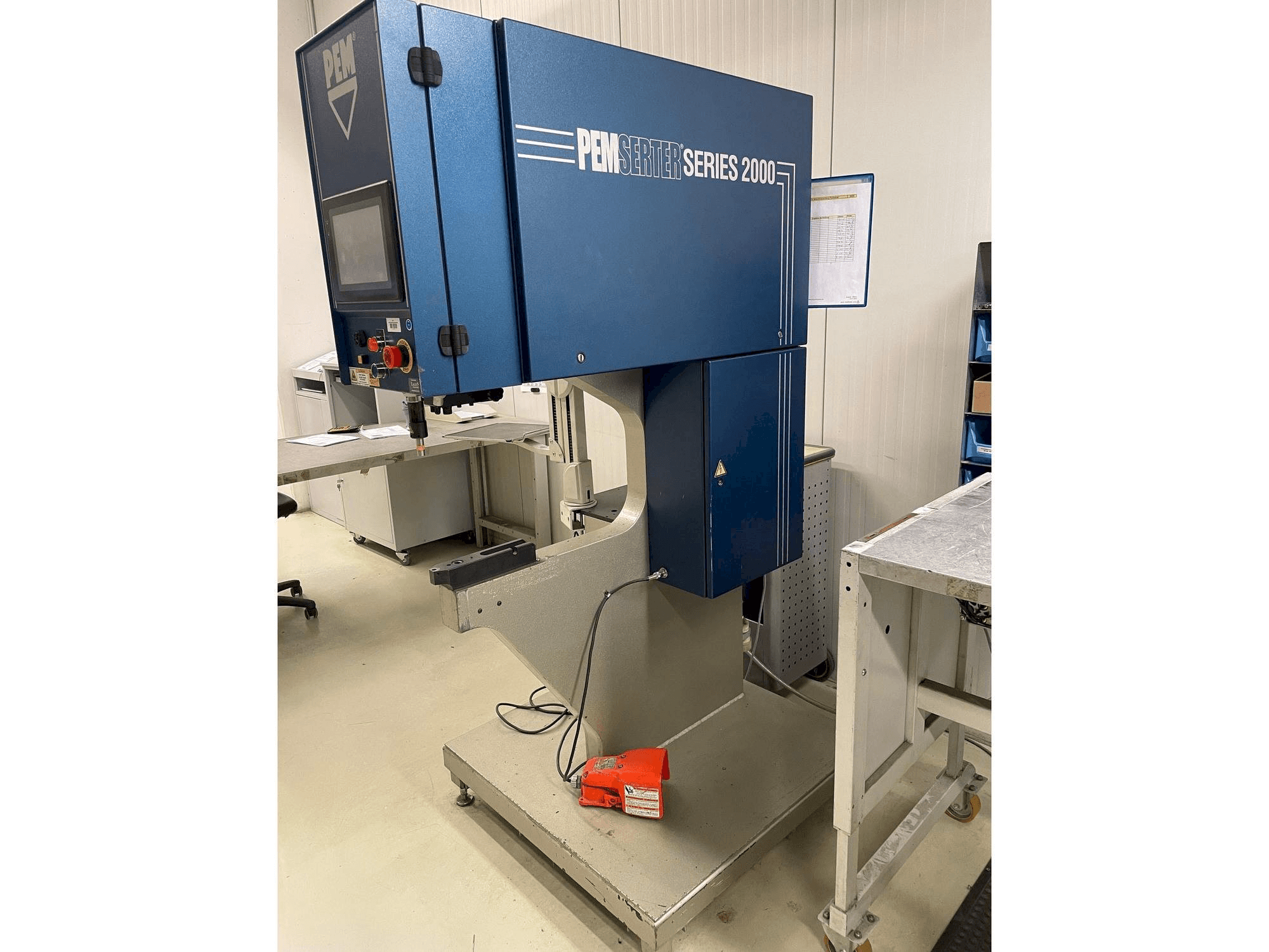 A PEM-SERTER Series 2000A gép elölnézete