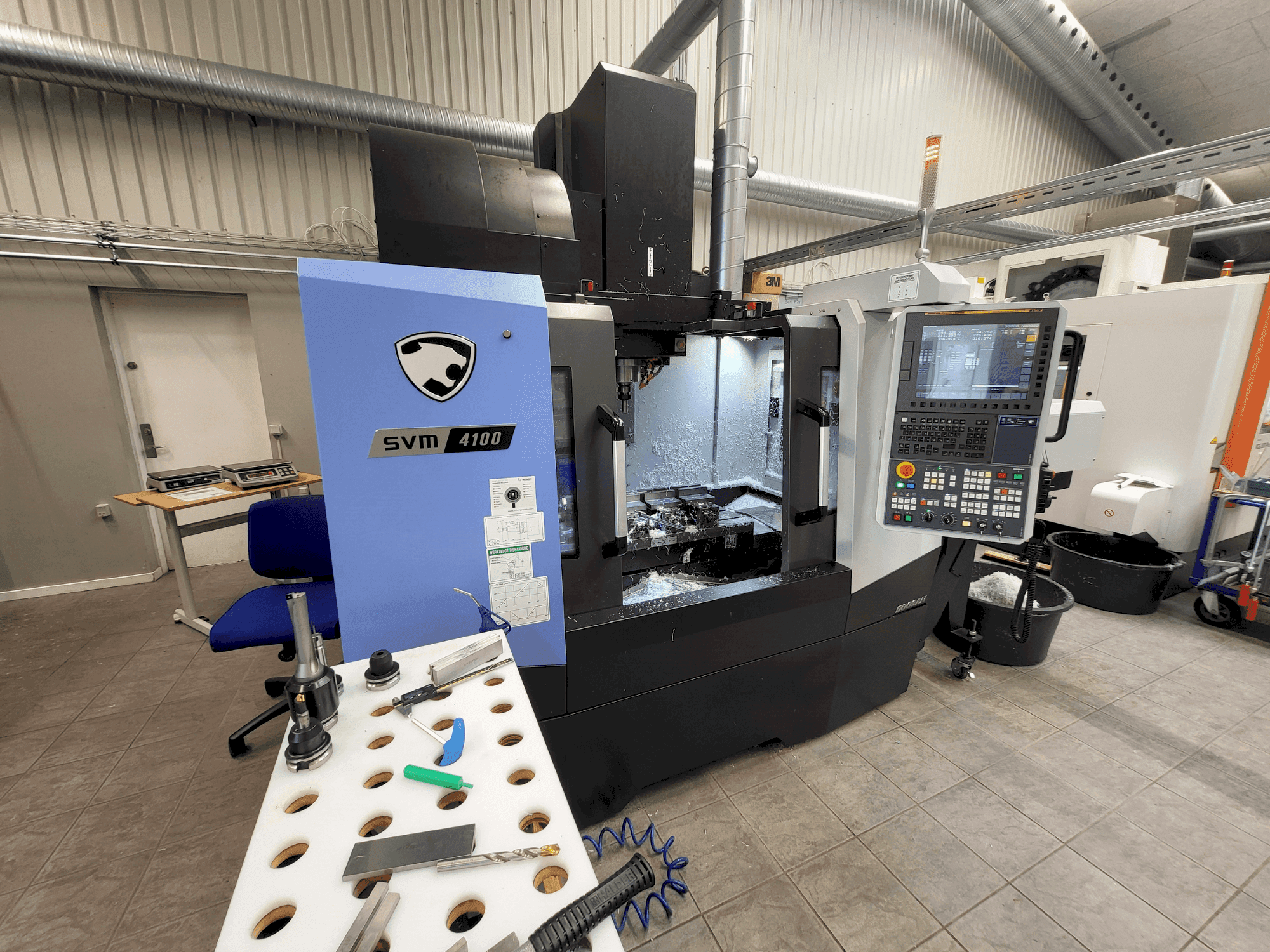 A DOOSAN SVM4100 gép elölnézete