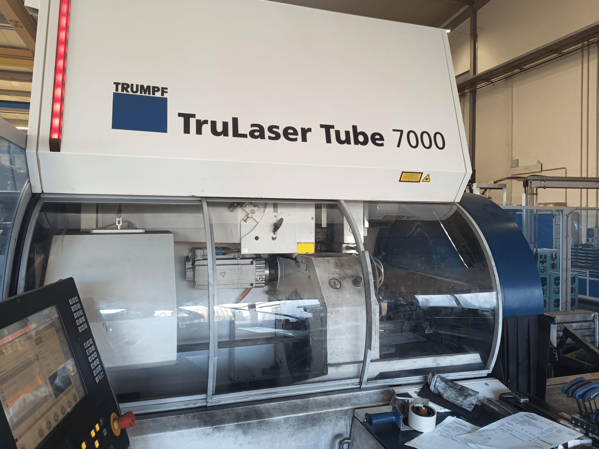 TRUMPF TruLaser Tube 7000, a gép előlapja a kezelőpanellel, a lézervágási funkciók és a munkaterület bemutatásával.