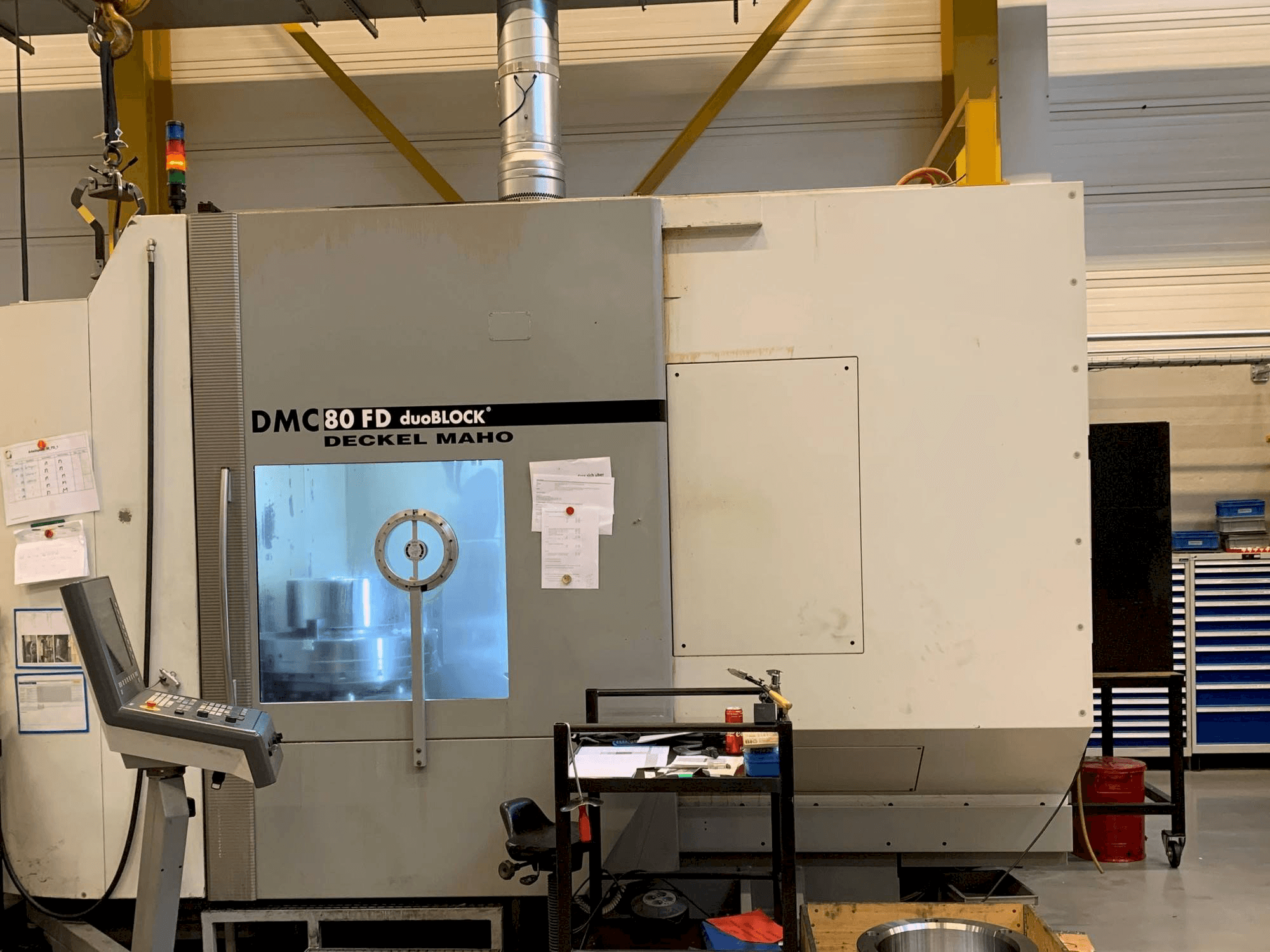 A DECKEL MAHO DMC 80 FD duoBLOCK gép elölnézete