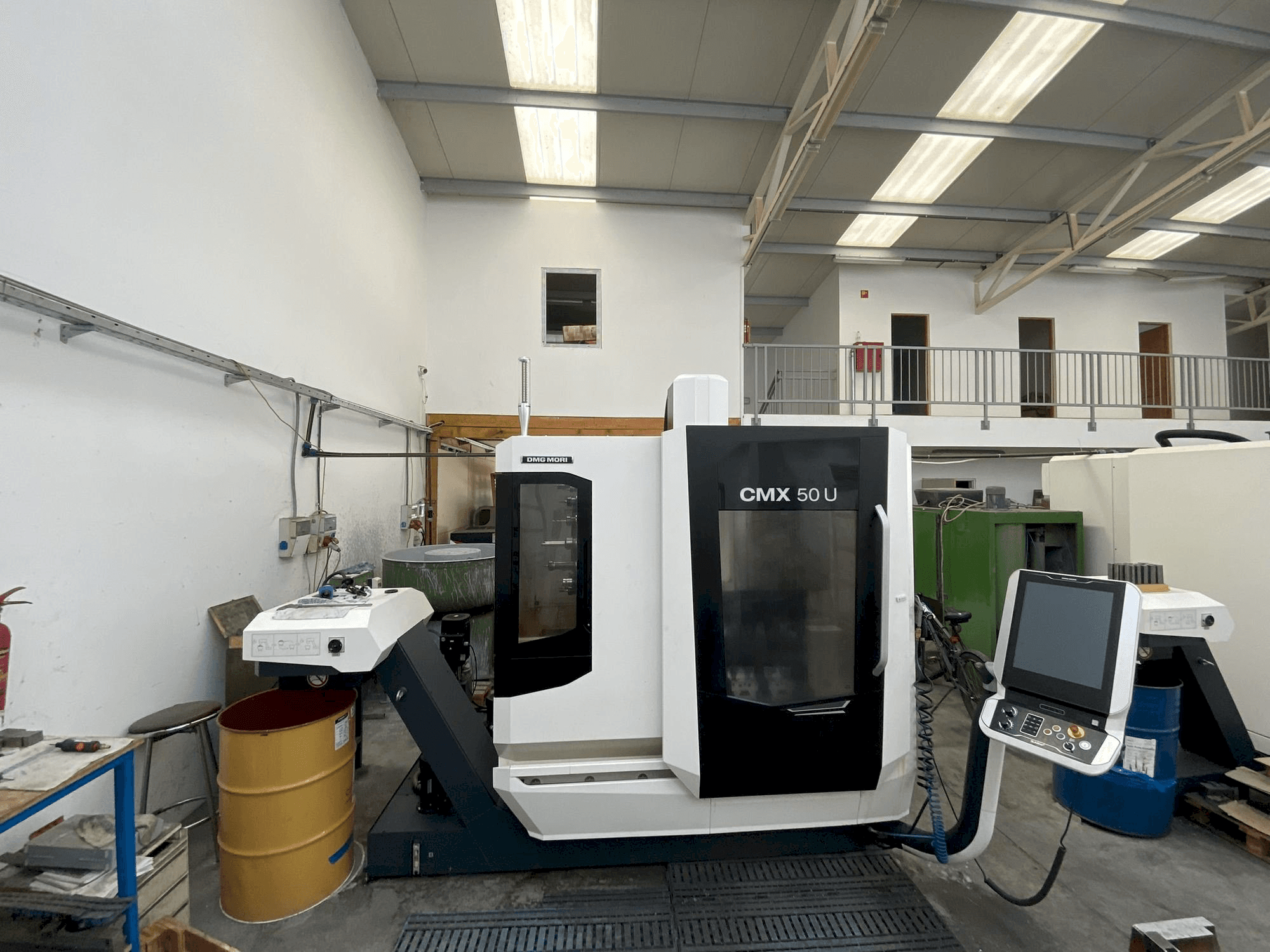 A DMG MORI CMX 50 U gép elölnézete