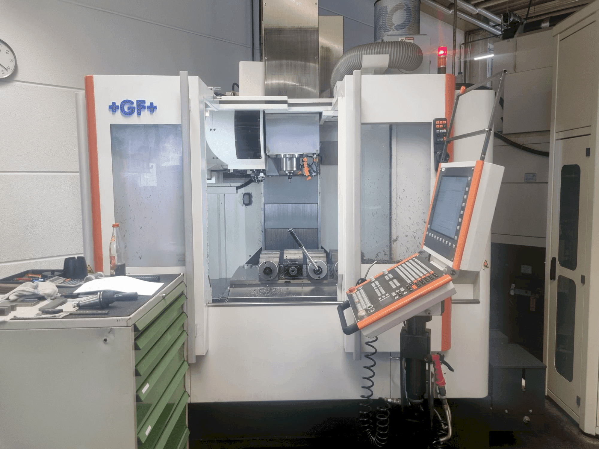 A MIKRON VCE 800 Pro gép elölnézete