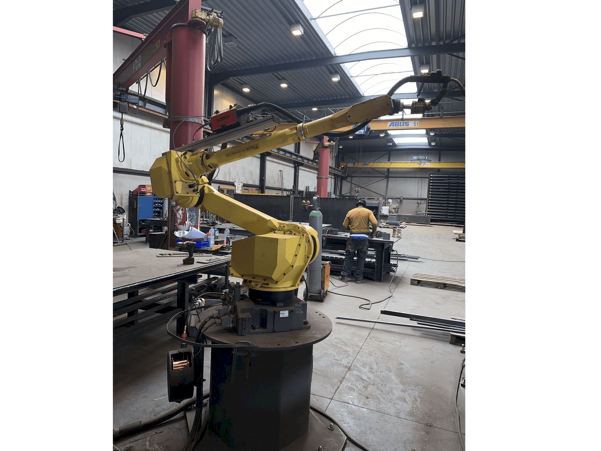 A FANUC M-710 iC 20L gép elölnézete