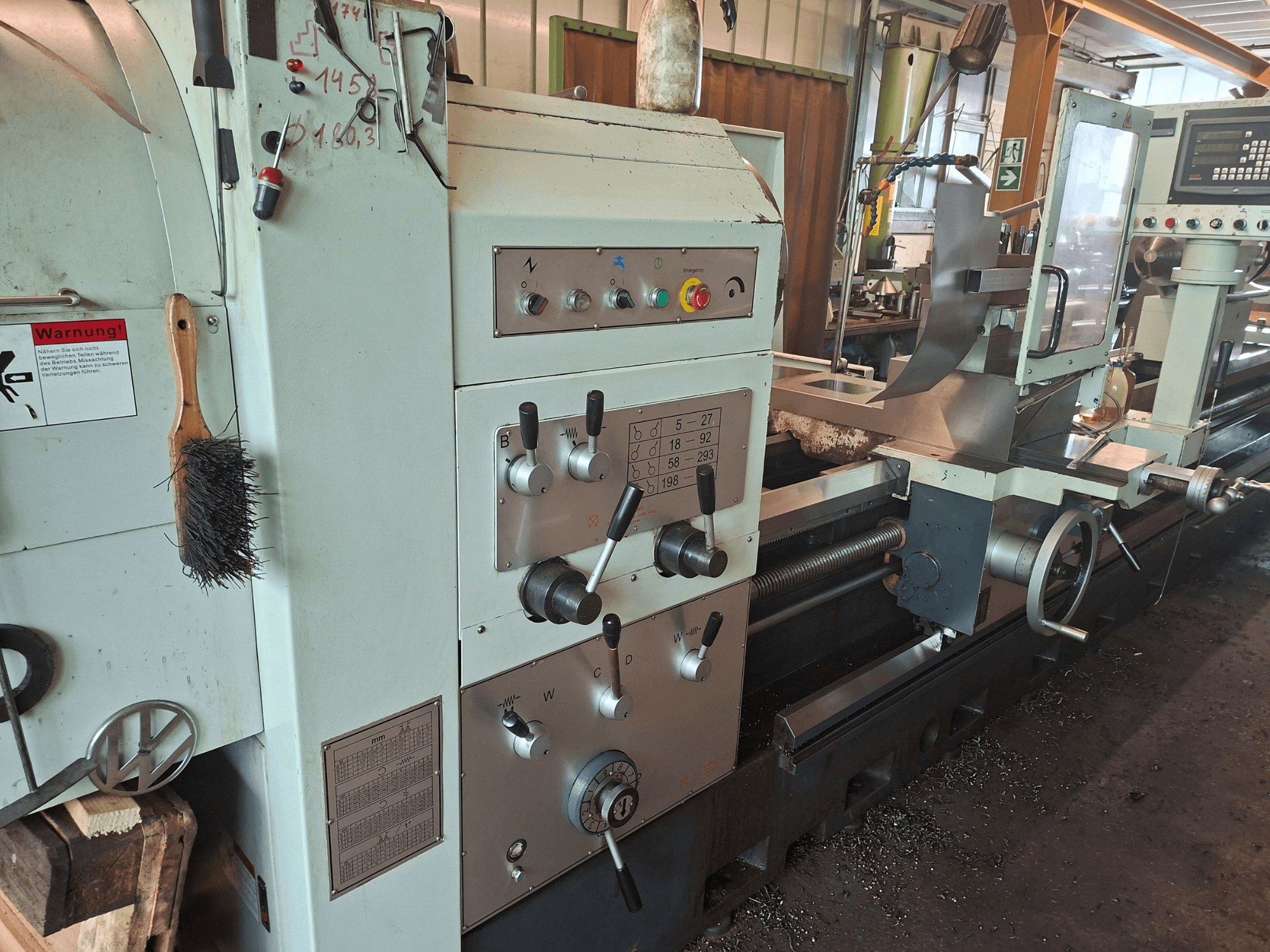 „Other” gyártmányú BV-40160 típusú vízszintes eszterga, elölnézet, amelyen látható a vezérlőpanel, a kefe és a fém munkadarabok feldolgozási területe.