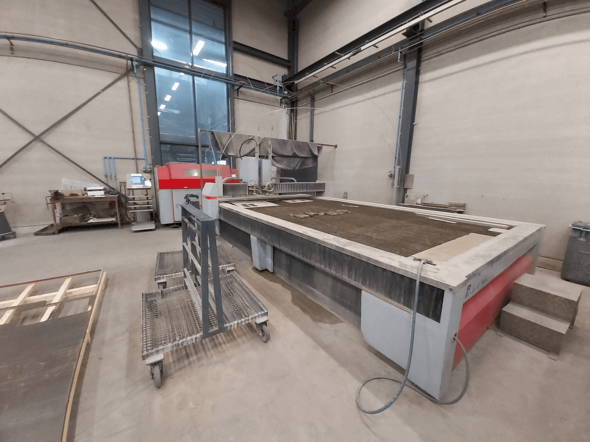 A Resato PJE-4-4000 waterjet gép elölnézete