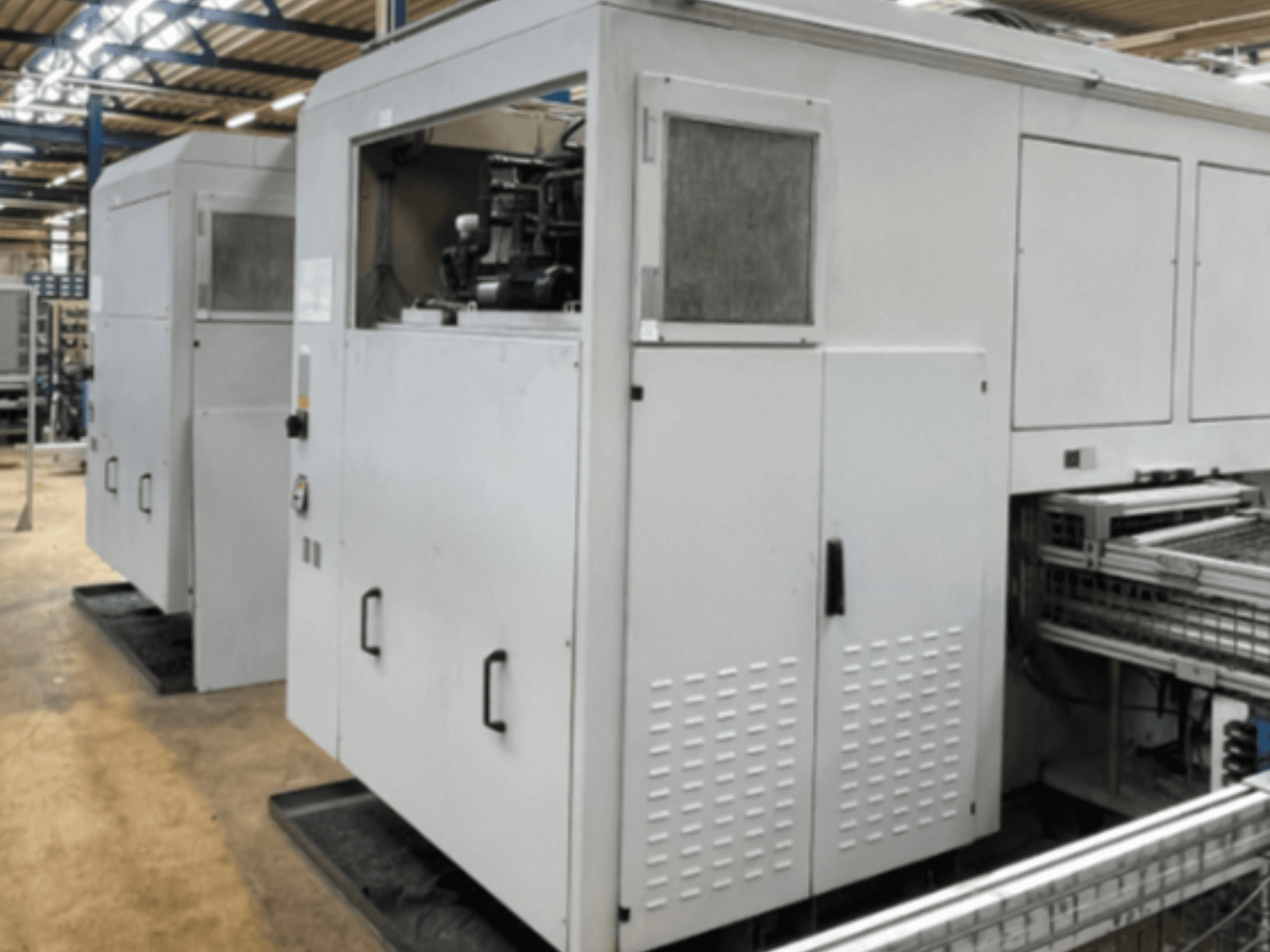 EMAG VSC 200 TWIN OP 40 függőleges esztergagép, oldalnézet a vezérlőpanel és a hűtőrendszerrel.