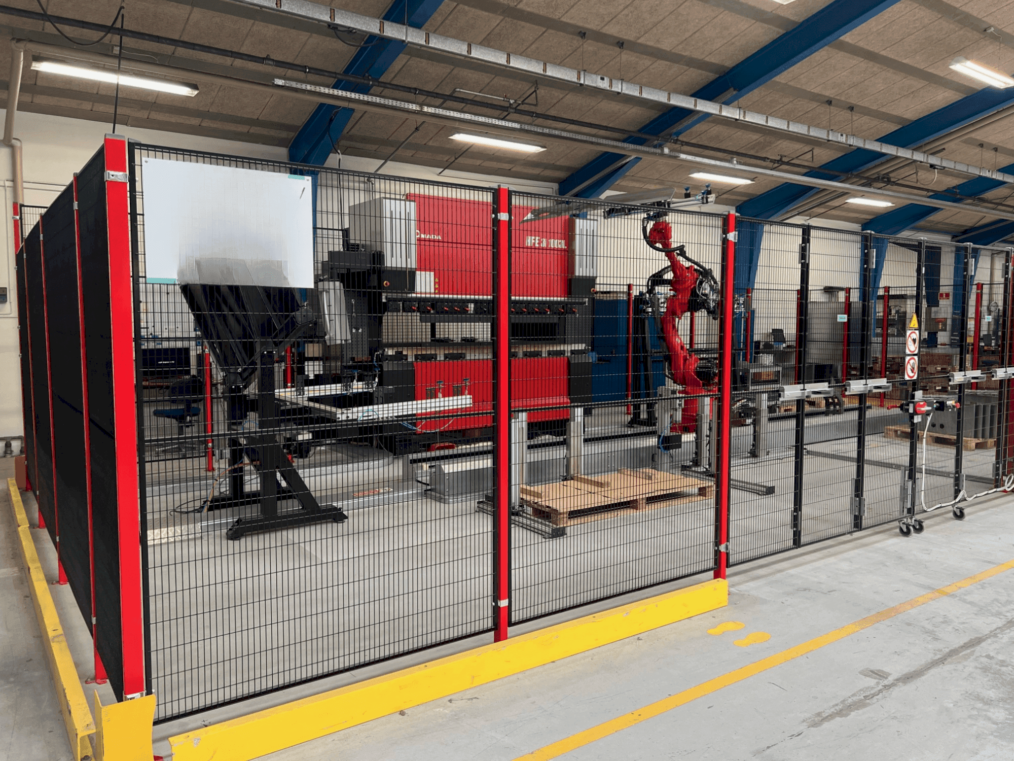A AMADA HFE3i 1003 8 axes L gép elölnézete