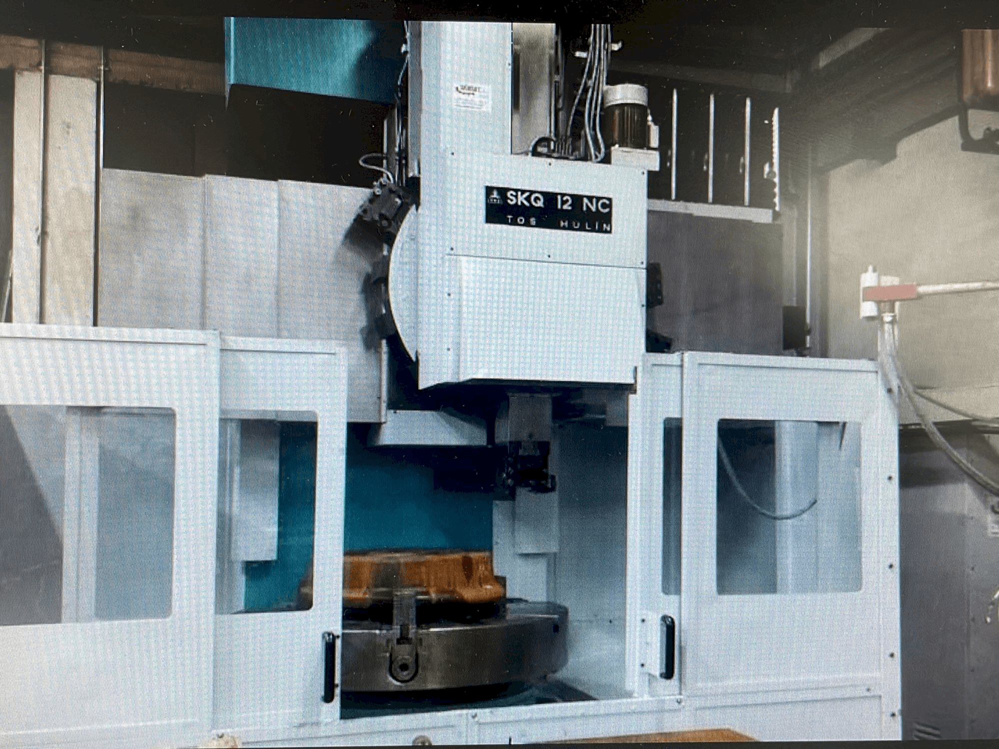 A TOS SKQ 12 NC gép elölnézete