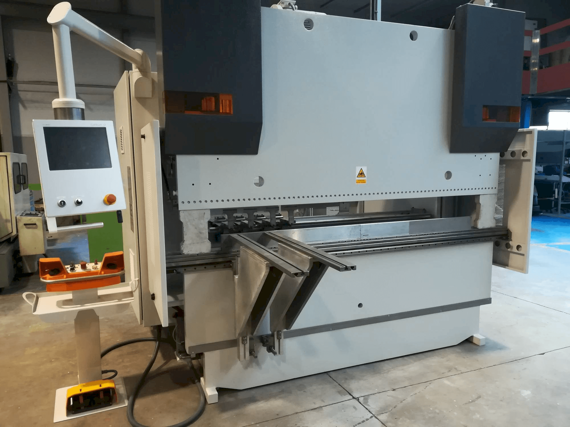 A LVD LVD PPEB 80/25 CAD-CNC gép elölnézete