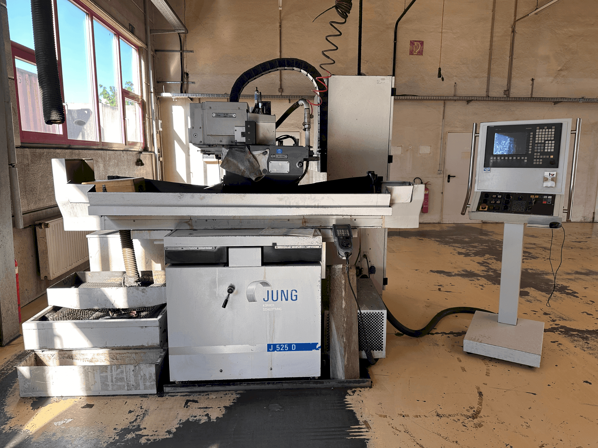 A JUNG J 525-D gép elölnézete