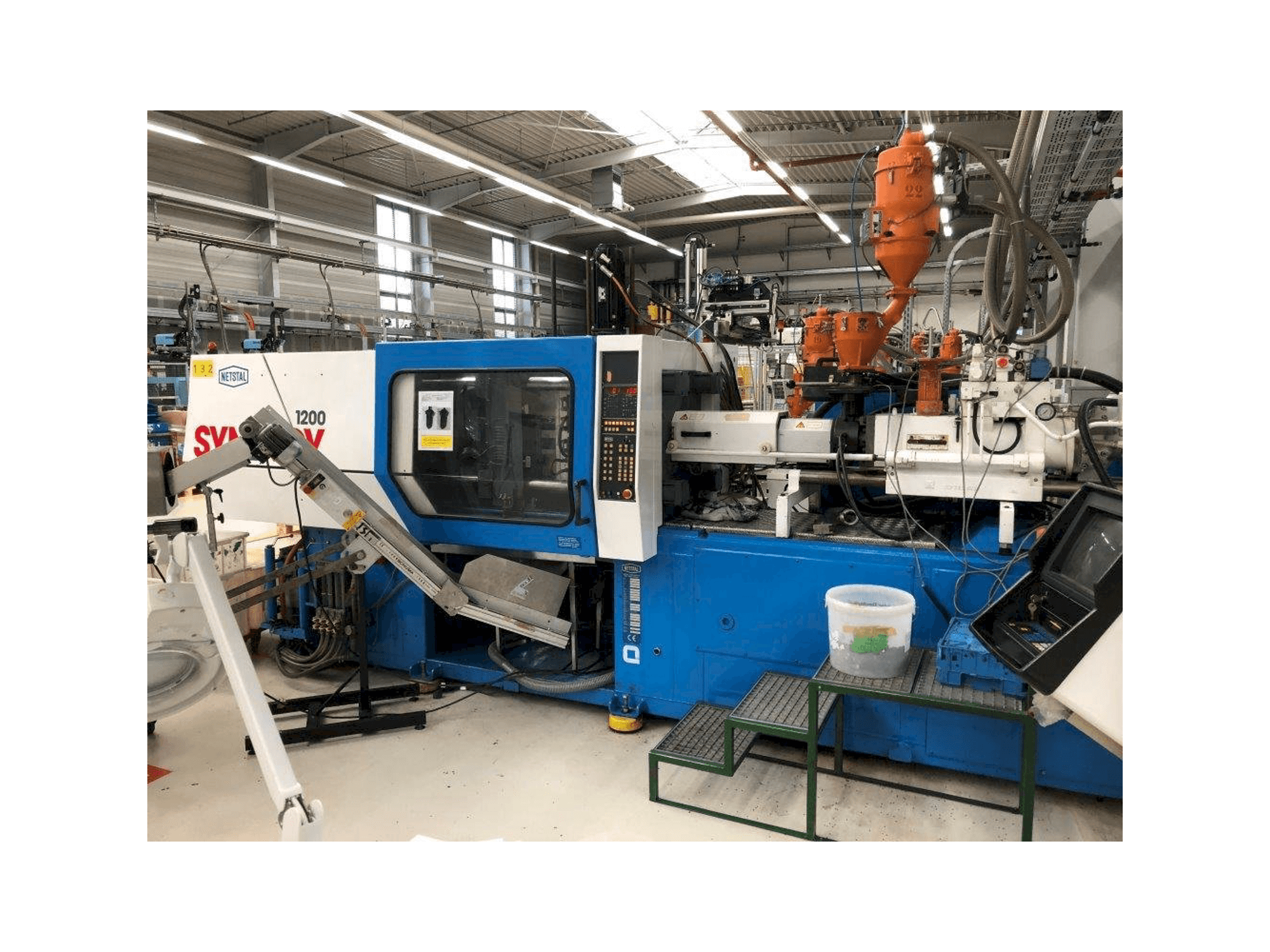 A Netstal Synergy S1200-230 gép elölnézete