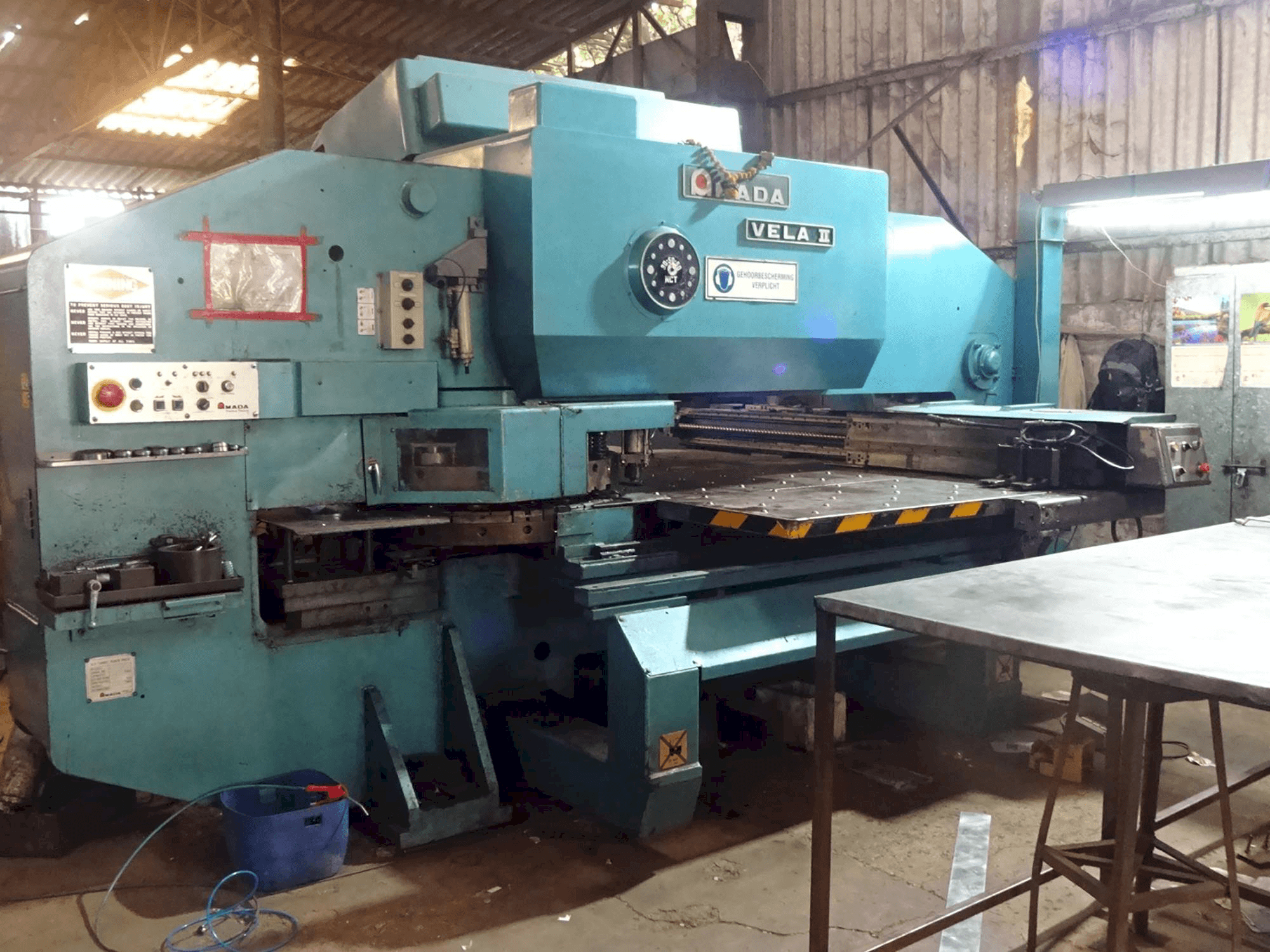 A AMADA VELA II 355 gép bal oldali nézete