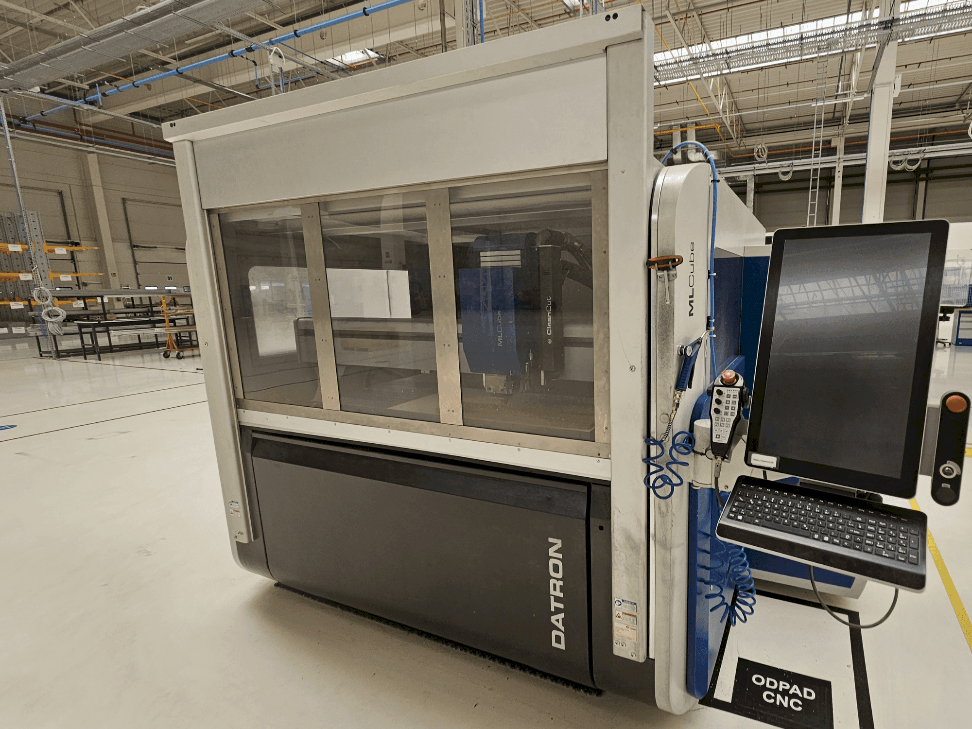 A Datron MLCube B LS gép elölnézete