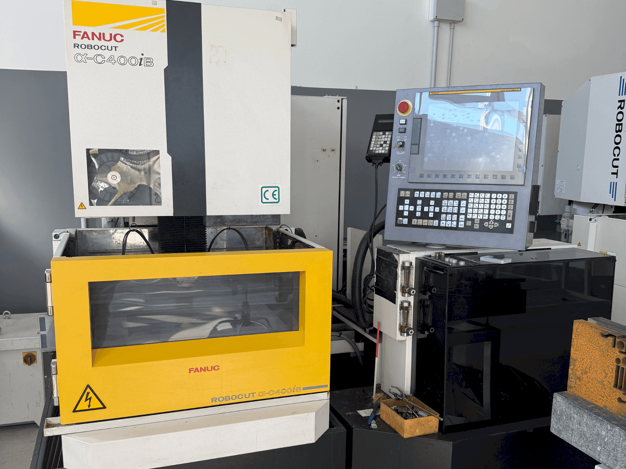 A FANUC Robocut alpha-C400iB gép elölnézete