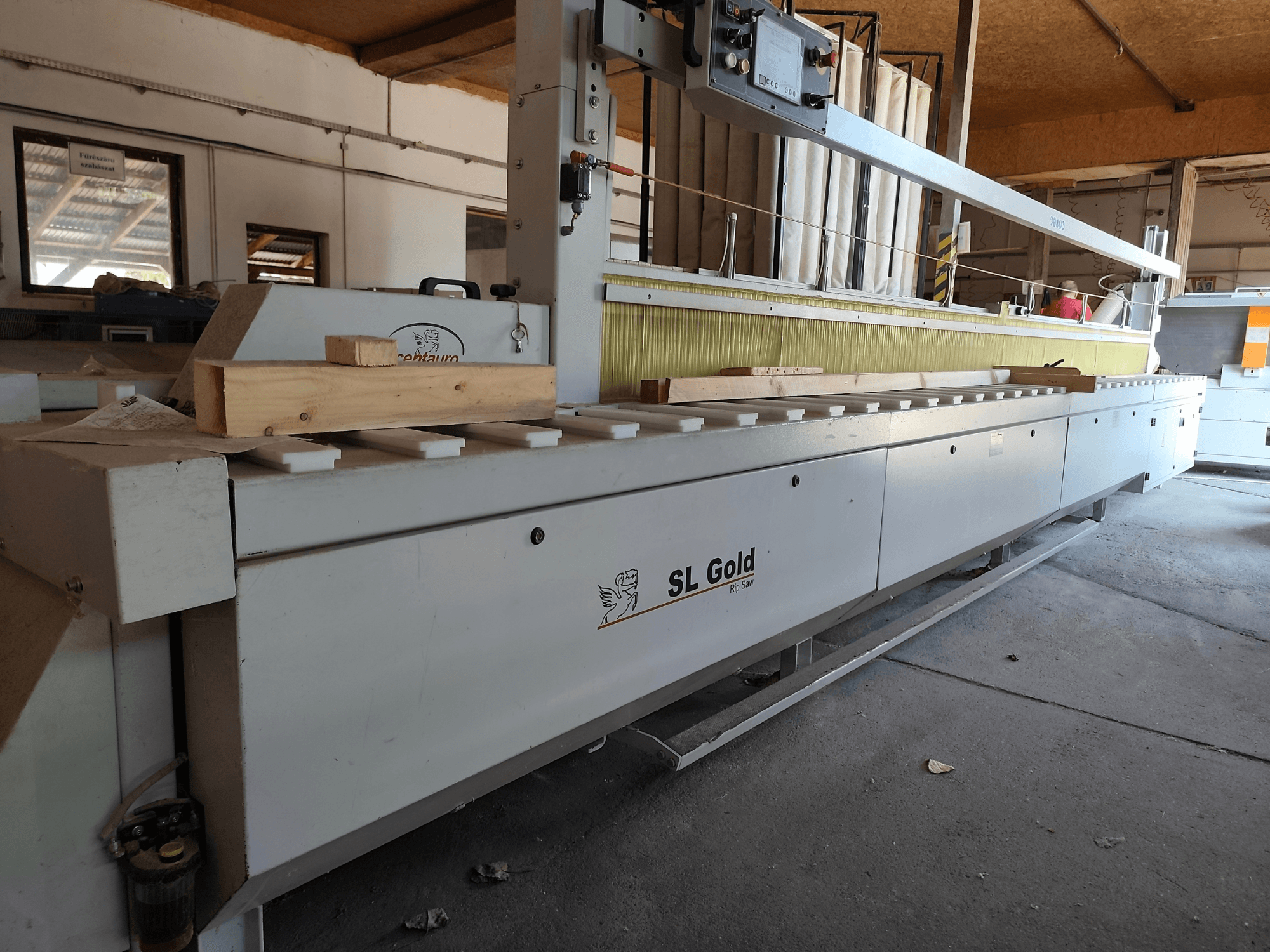 CENTAURO SL Gold 6000 körfűrész, elölnézet, a munkaterületen egy fadarabbal és a látható kezelőszervekkel.