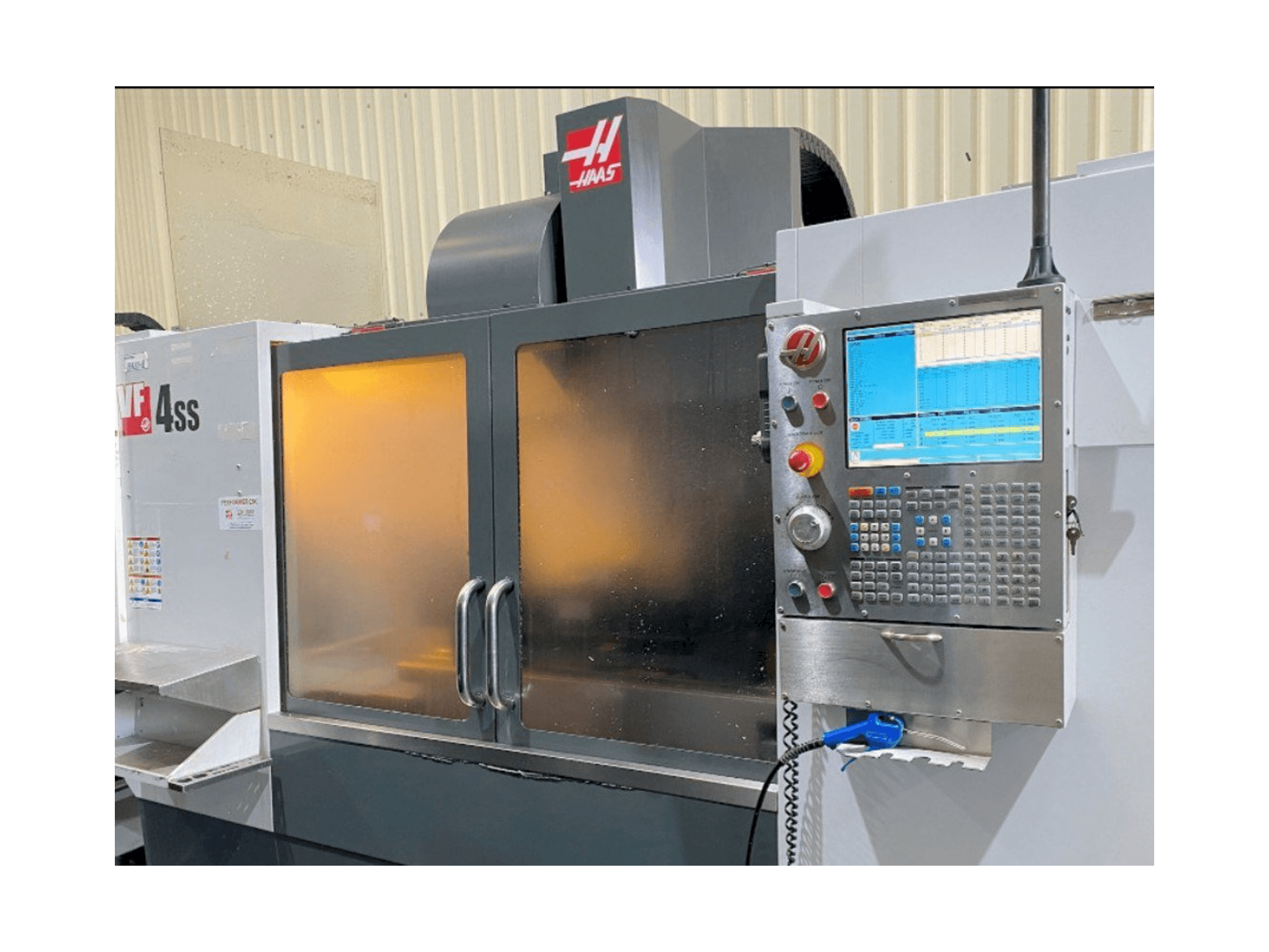A HAAS VF-4SS gép elölnézete