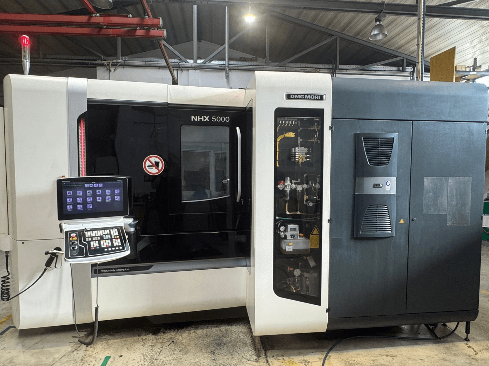 A DMG MORI NHX 5000 vízszintes megmunkálóközpont elülső nézete, a vezérlőpanel és a gép részleteinek bemutatása.