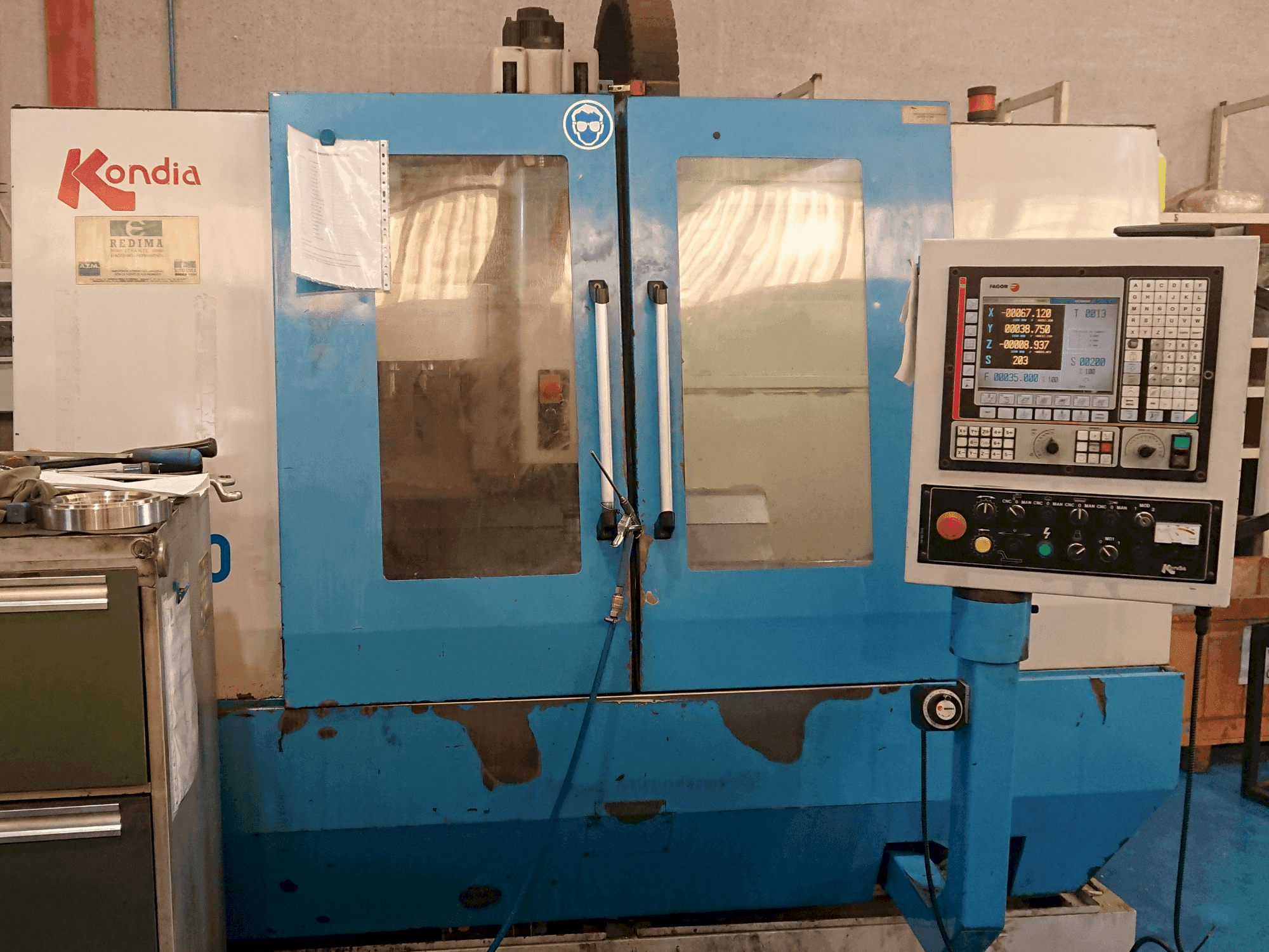 A KONDIA B-1050 gép elölnézete