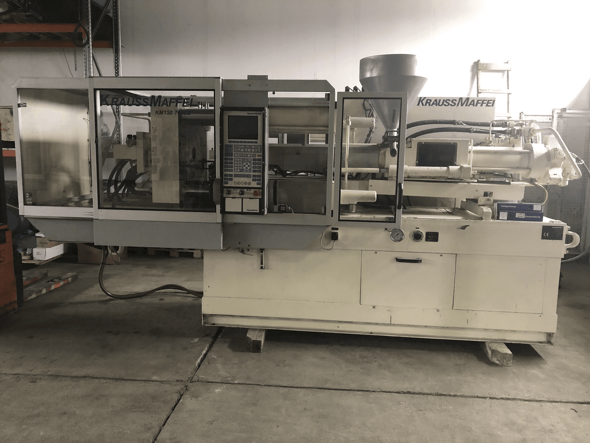 A Krauss Maffei 150-700 C2 gép elölnézete