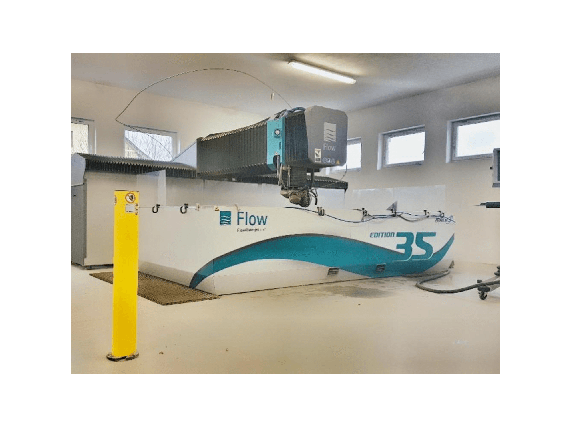 A Flow MACH 3-4020b Edition 35 gép elölnézete