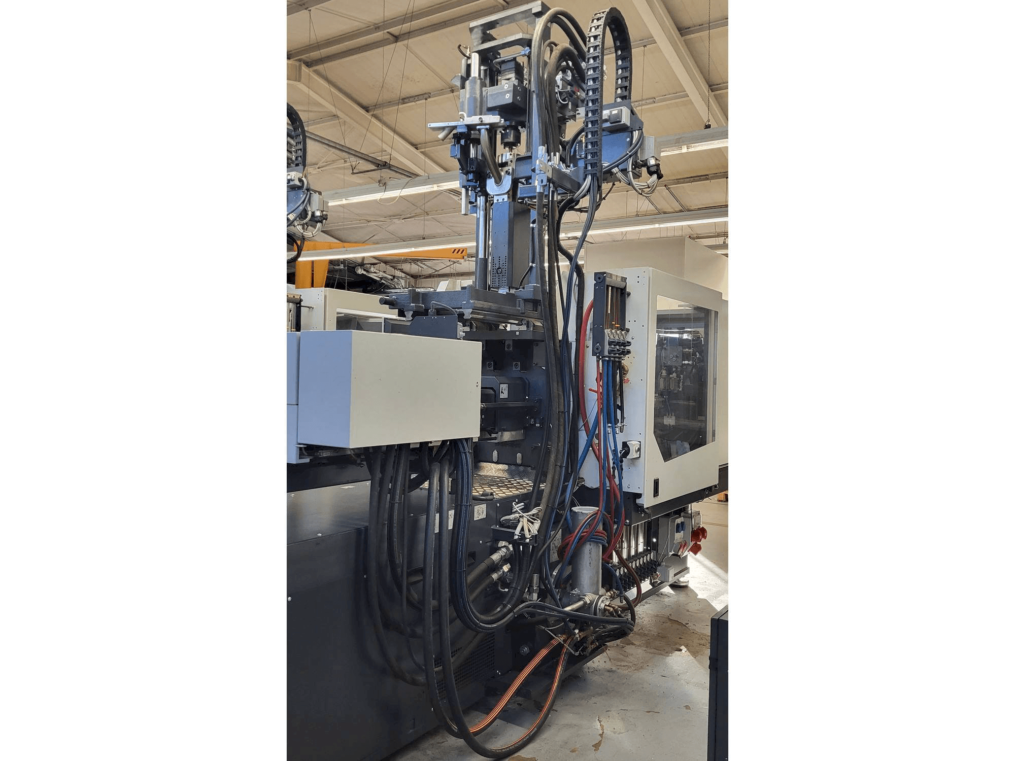 A Sumitomo SHI DEMAG Systec Multi 120/470-200h/80V gép oldalnézete