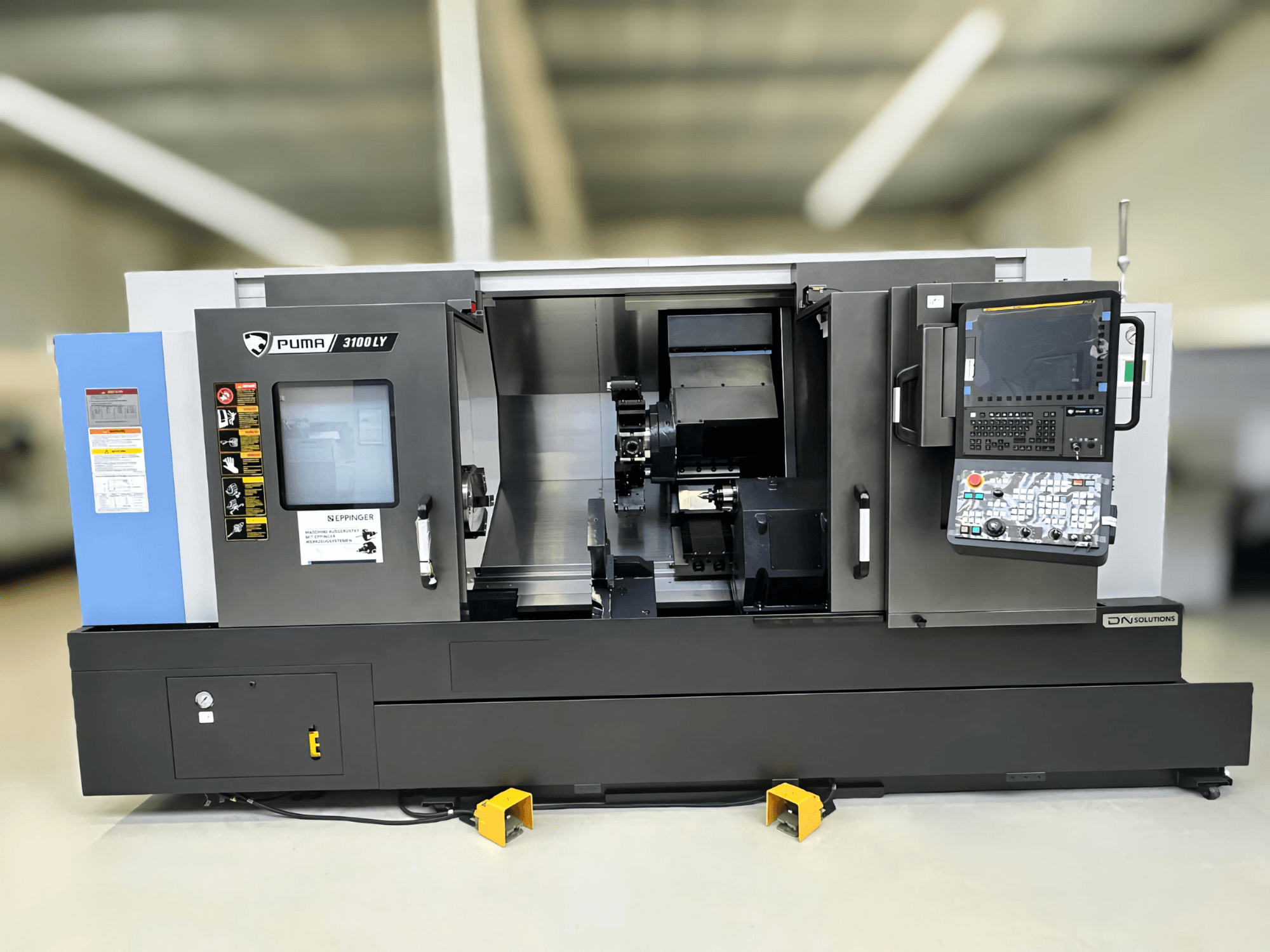 A DN SOLUTIONS Puma 3100 LY LY esztergaközpont elülső nézete, amely a vezérlőpanelt, az orsót és a kezelőfunkciókat mutatja.