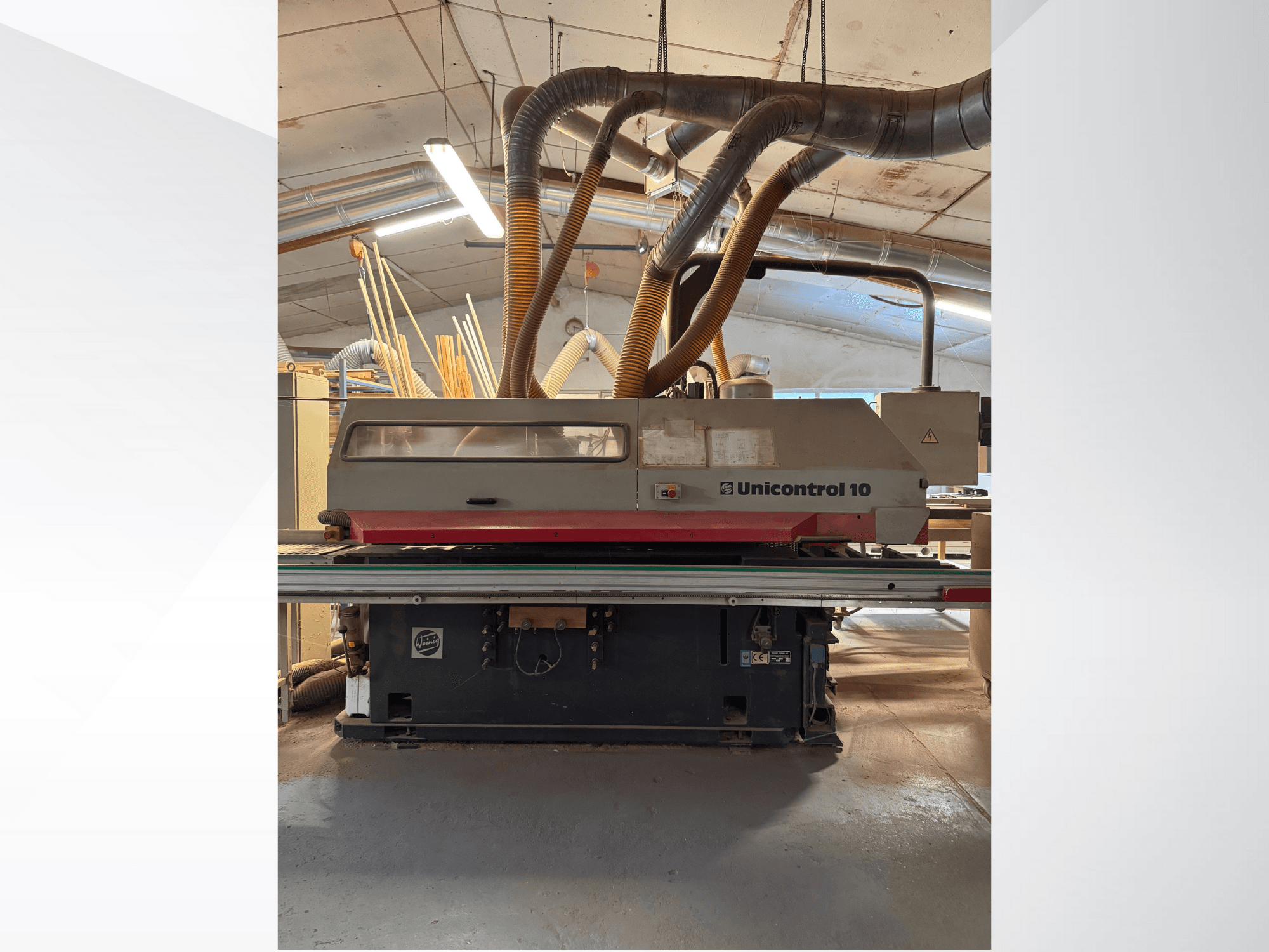 Egy Unicontrol 10 famegmunkáló gép előlapja, porelszívó csövekkel és kezelőszervekkel.