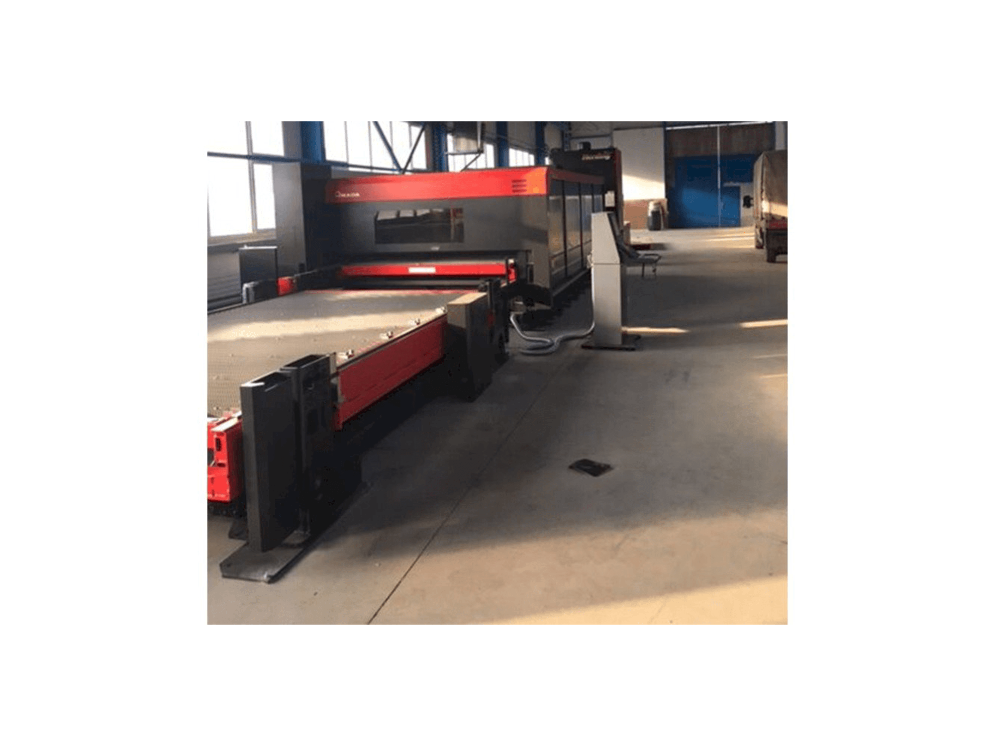 A AMADA FO-4222 M2 NT gép elölnézete
