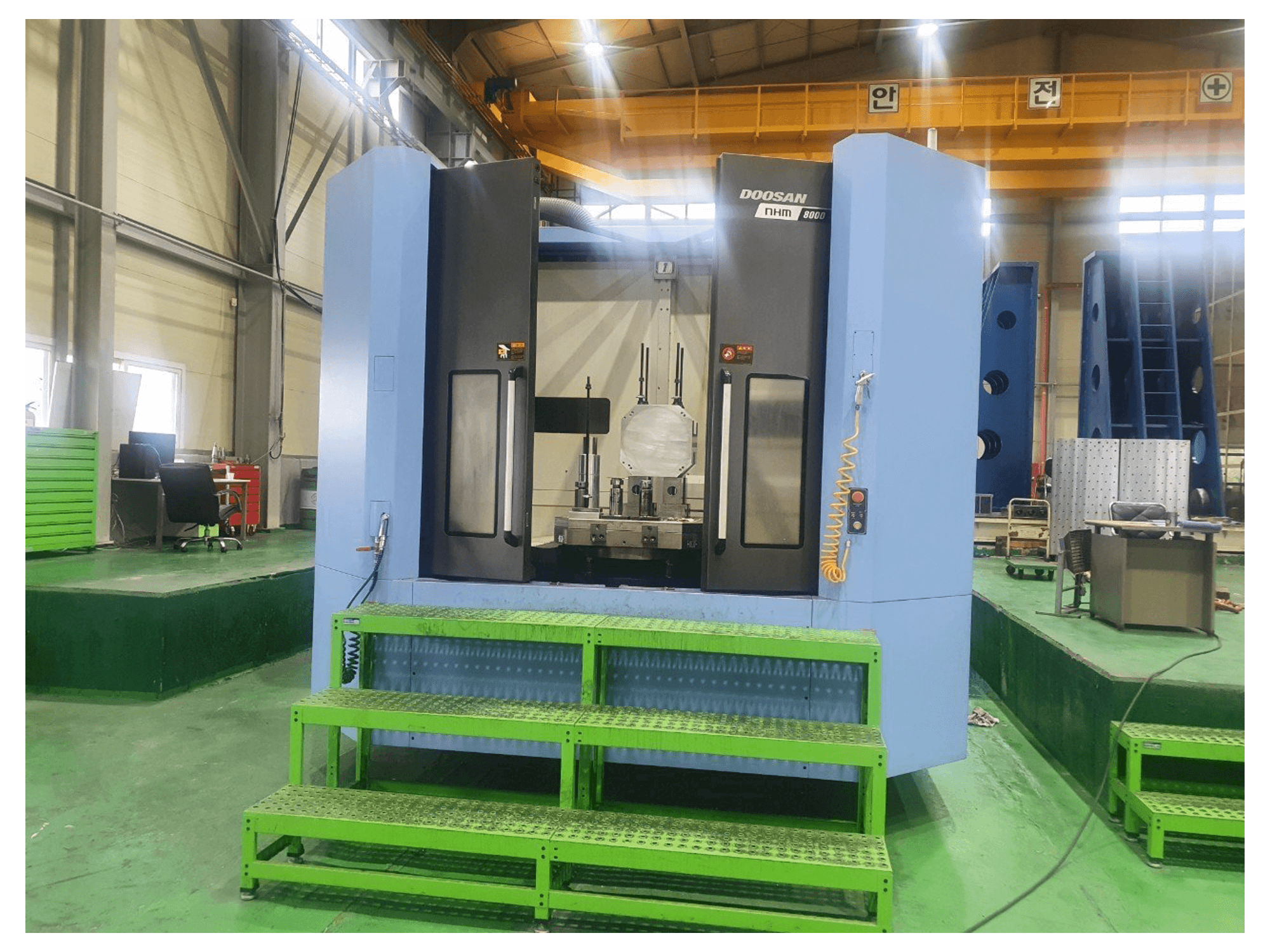 A Doosan NHM8000 gép elölnézete