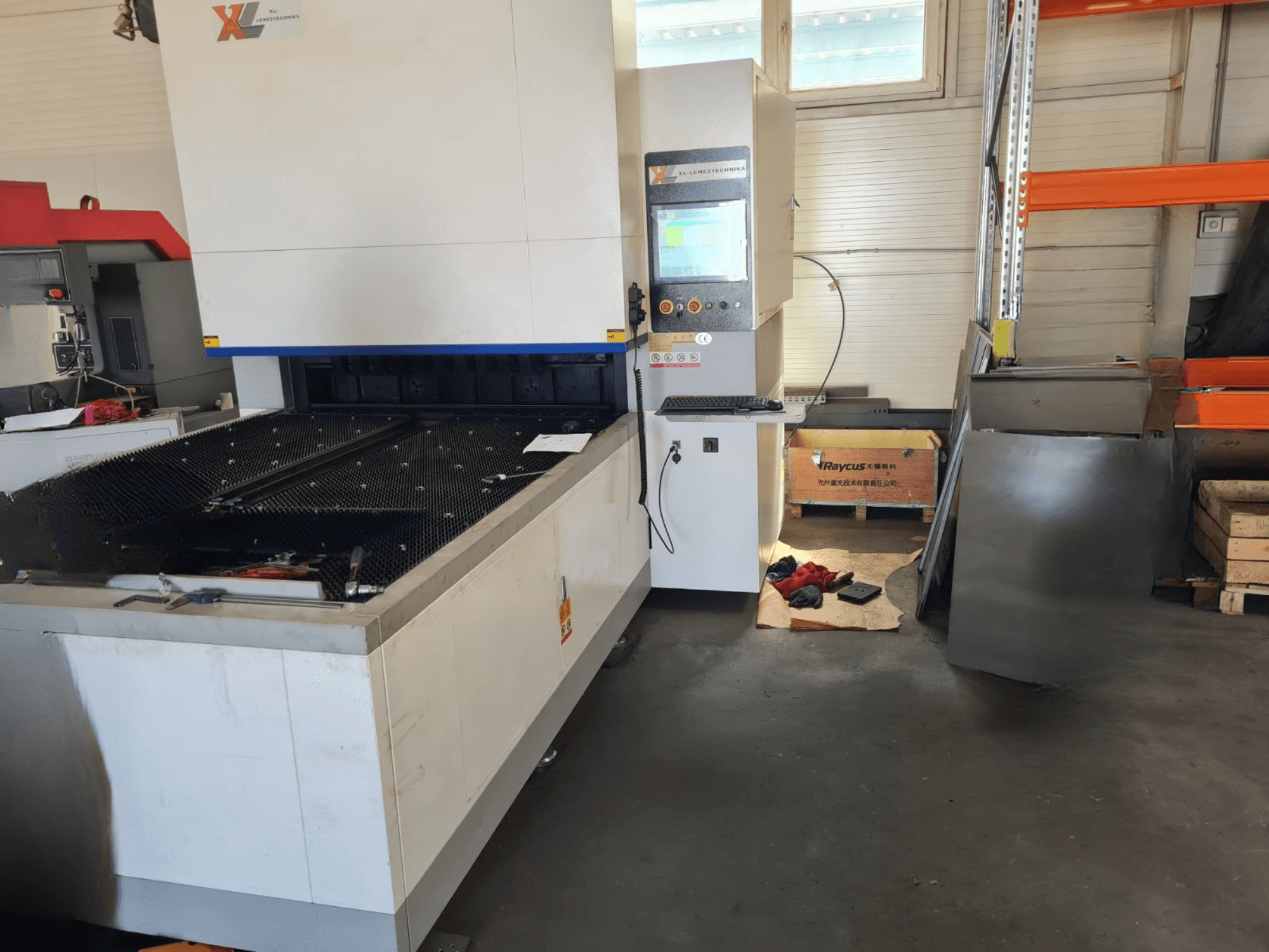 GWEIKE GKS-BC0315 hajlítógép egy műhelyben, elölnézetből, amelyen látható a vezérlőpanel és a munkalap, valamint a közelben elhelyezett szerszámok.