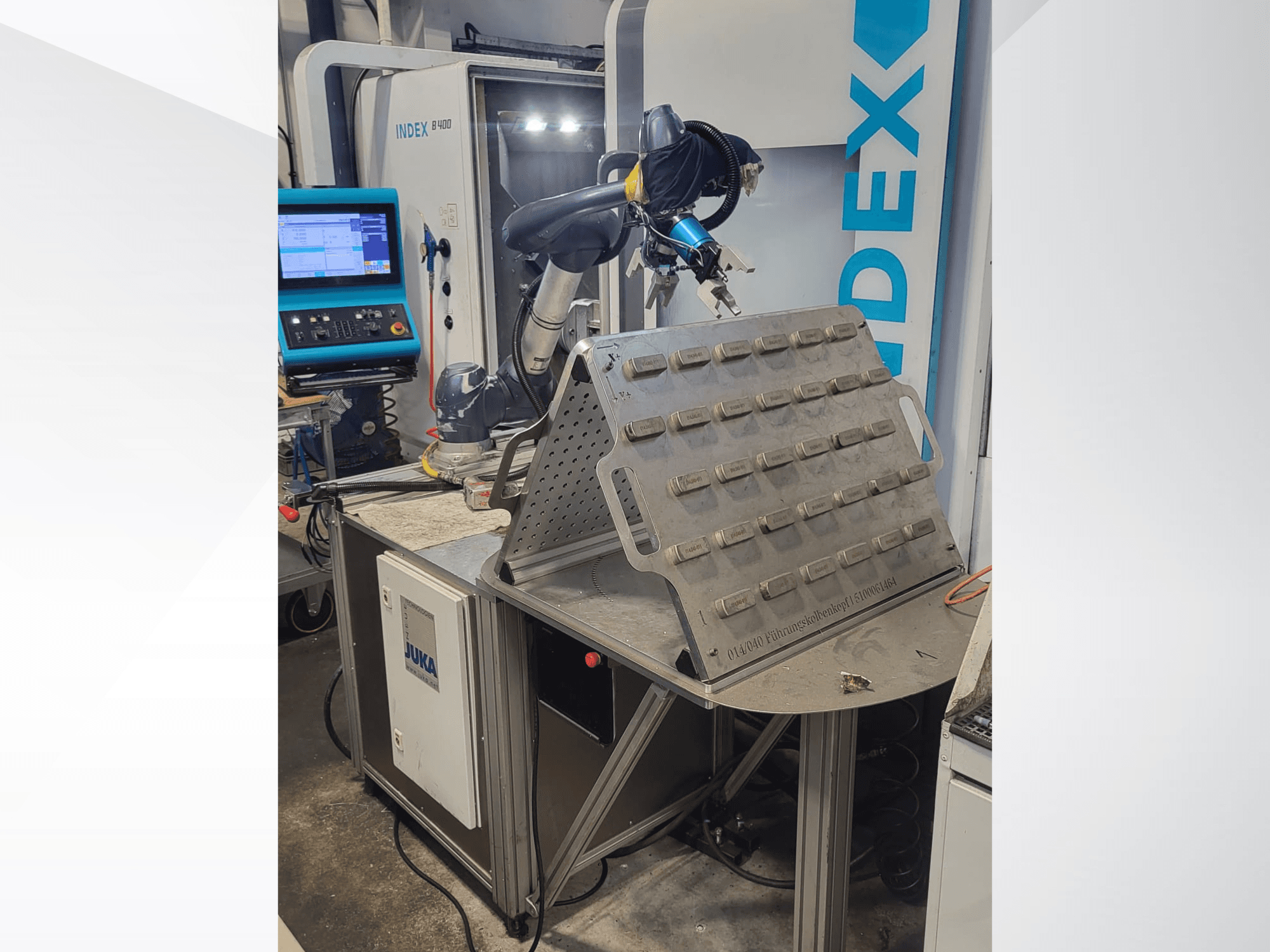 DOOSAN M1013 kollaboratív robot elölnézetből, szerszámtartóval és vezérlőpanellel ellátott munkaasztal mellett elhelyezve.