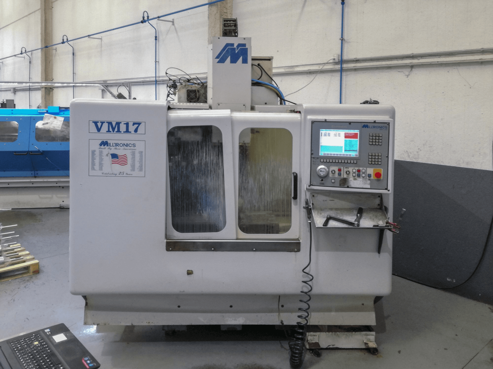 A MILLTRONICS VM 17 gép elölnézete