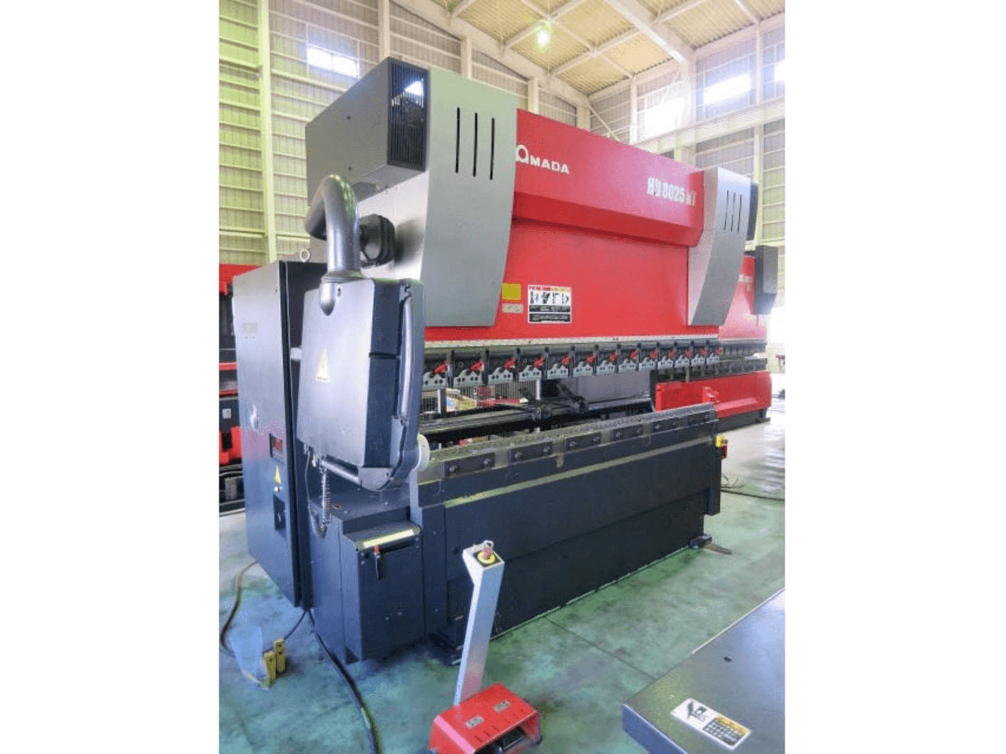 A AMADA HD 8025NT gép oldalnézete