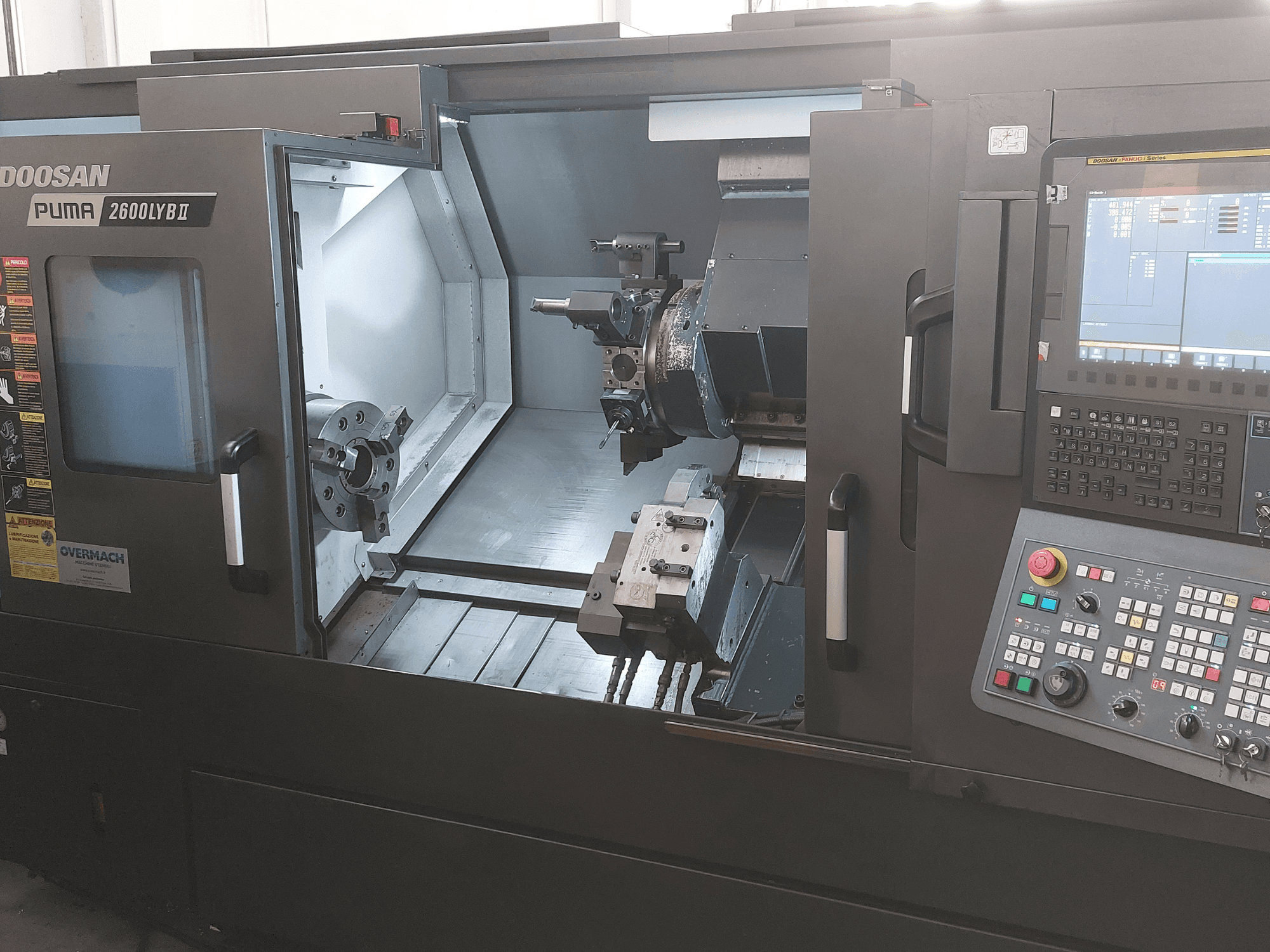 DOOSAN Puma 2600 LYB II vízszintes esztergagép elölnézetben, a belső tér bemutatása a tokmányt, a szerszámtartót és a kezelőpanelt.