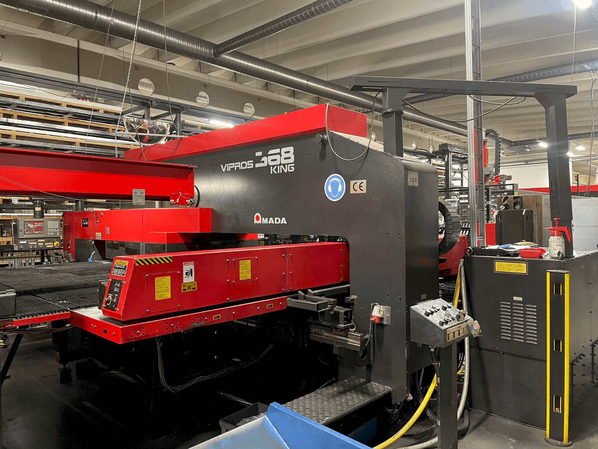 A AMADA Vipros King 368 gép elölnézete
