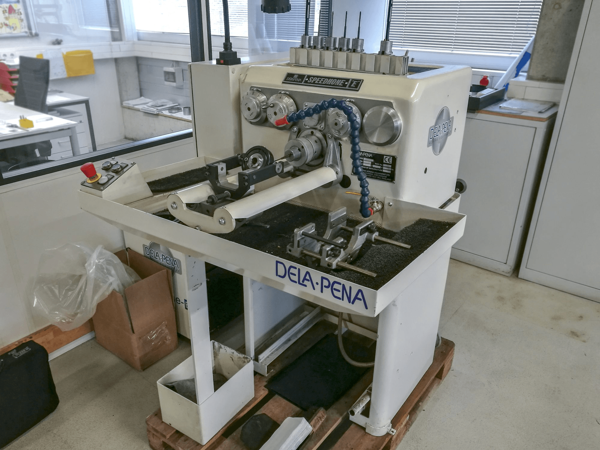 A DELAPENA Speedhone EM gép jobb nézete