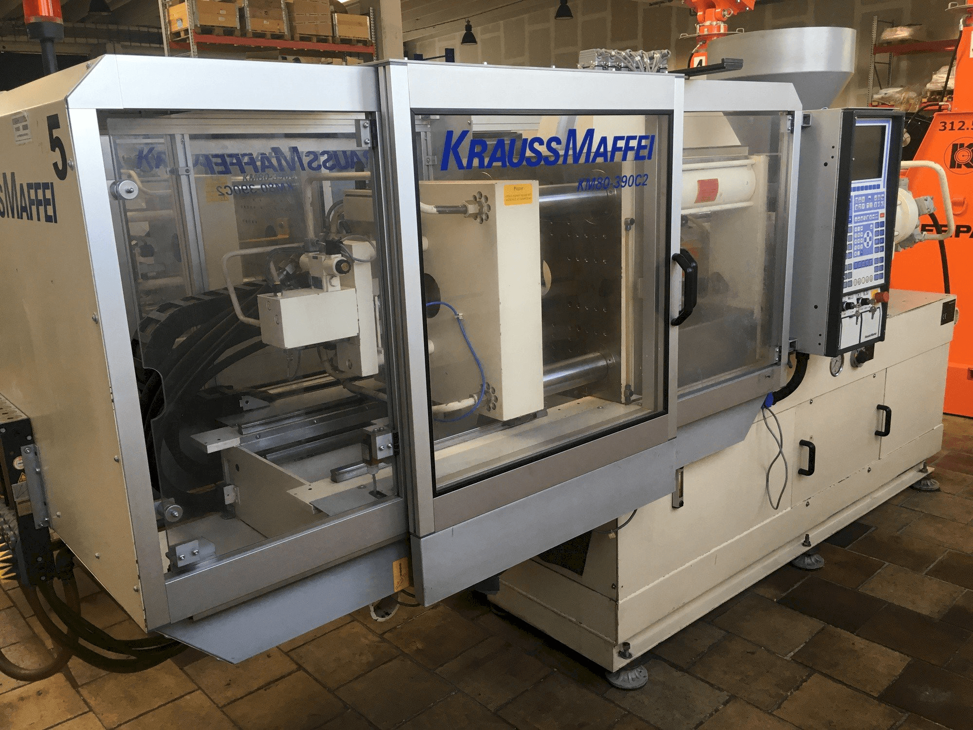 A Krauss Maffei 80/390 C2 gép elölnézete