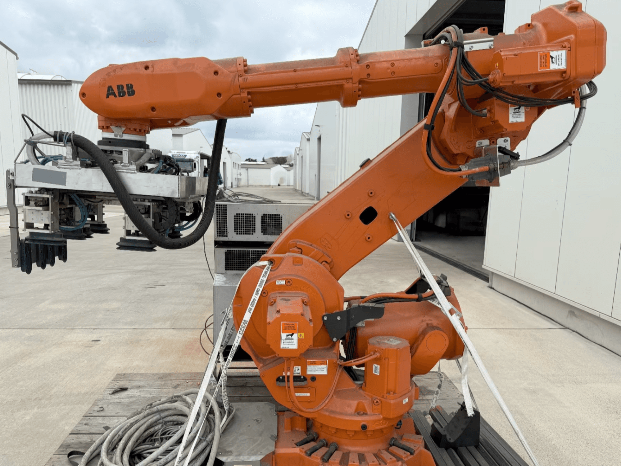 ABB RB 6600-130/3.2 robotkar oldalnézetben, narancssárga színű robotkar markolófelszereléssel és látható kábelezéssel.