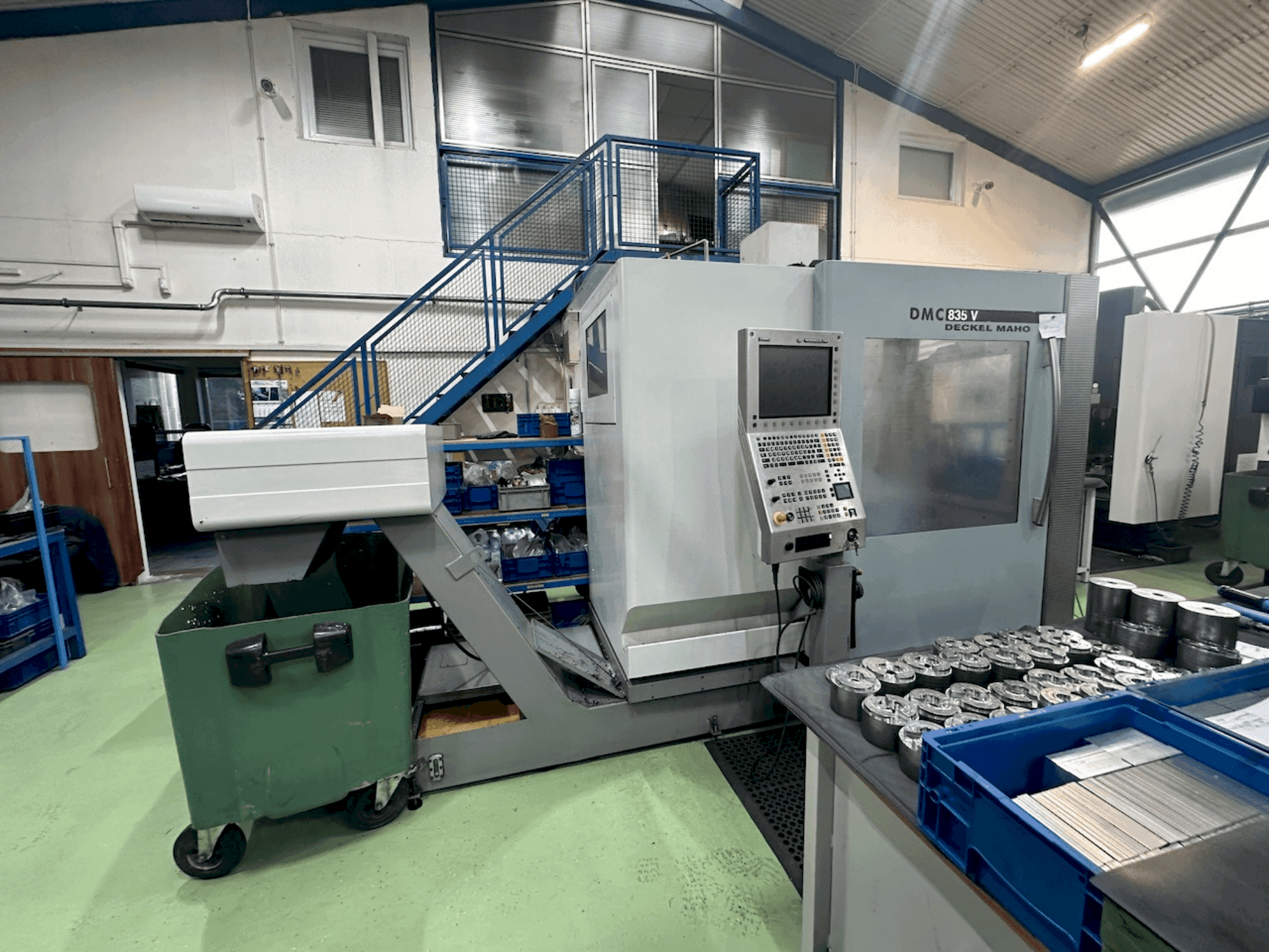 A DECKEL MAHO DMC 835 V gép elölnézete