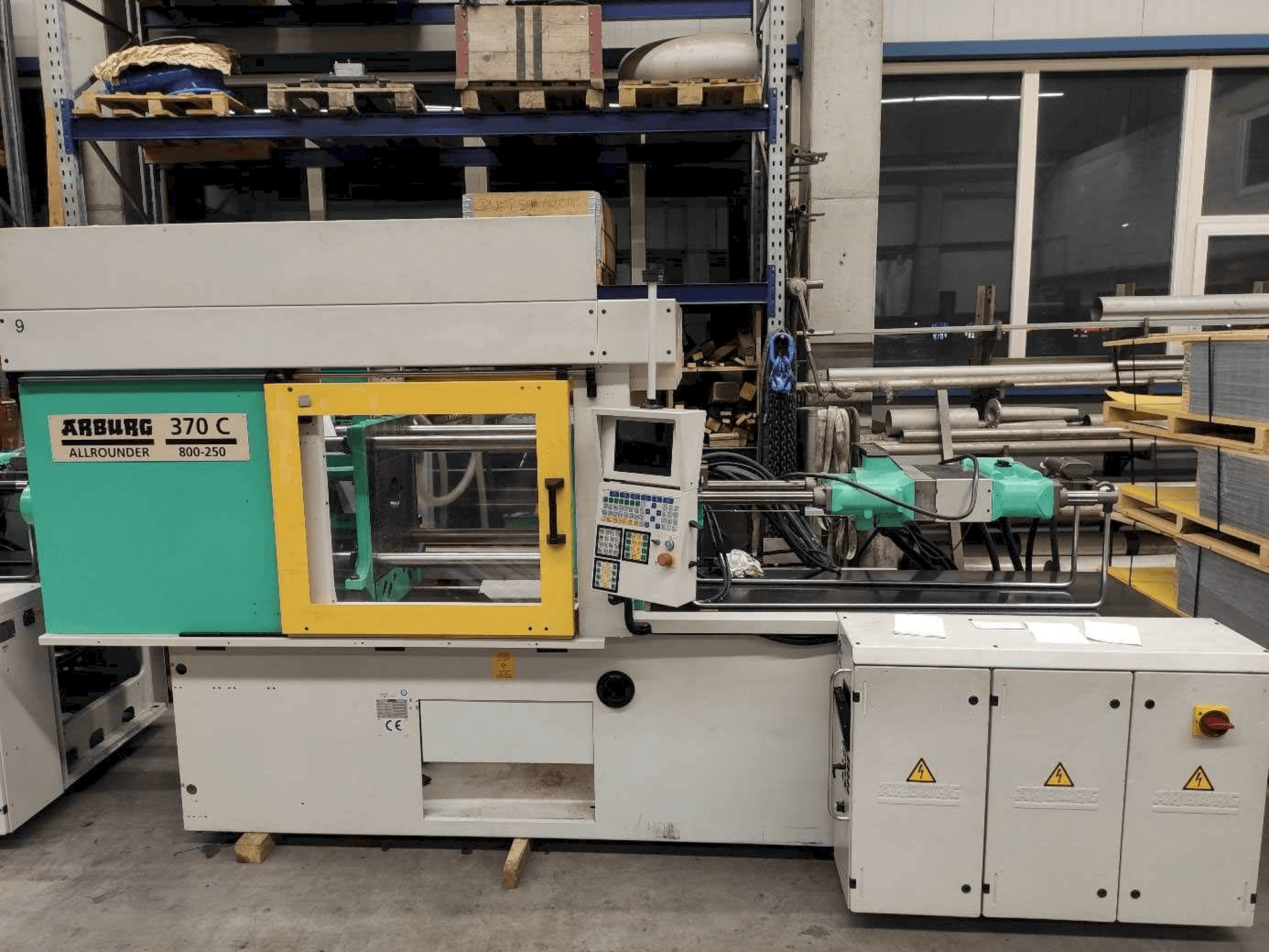 A Arburg 370C-800-250 gép elölnézete