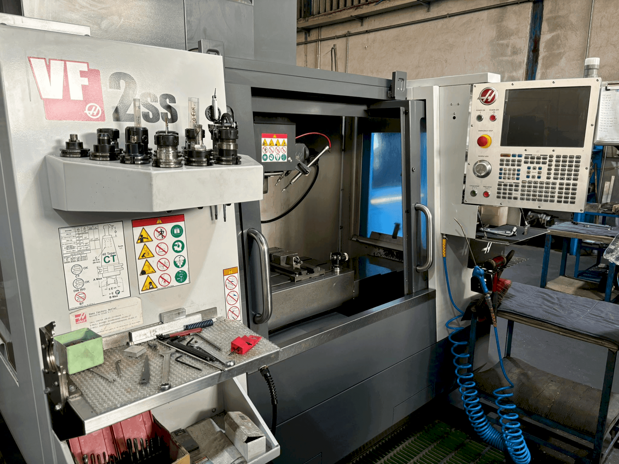 A HAAS VF-2SS gép elölnézete